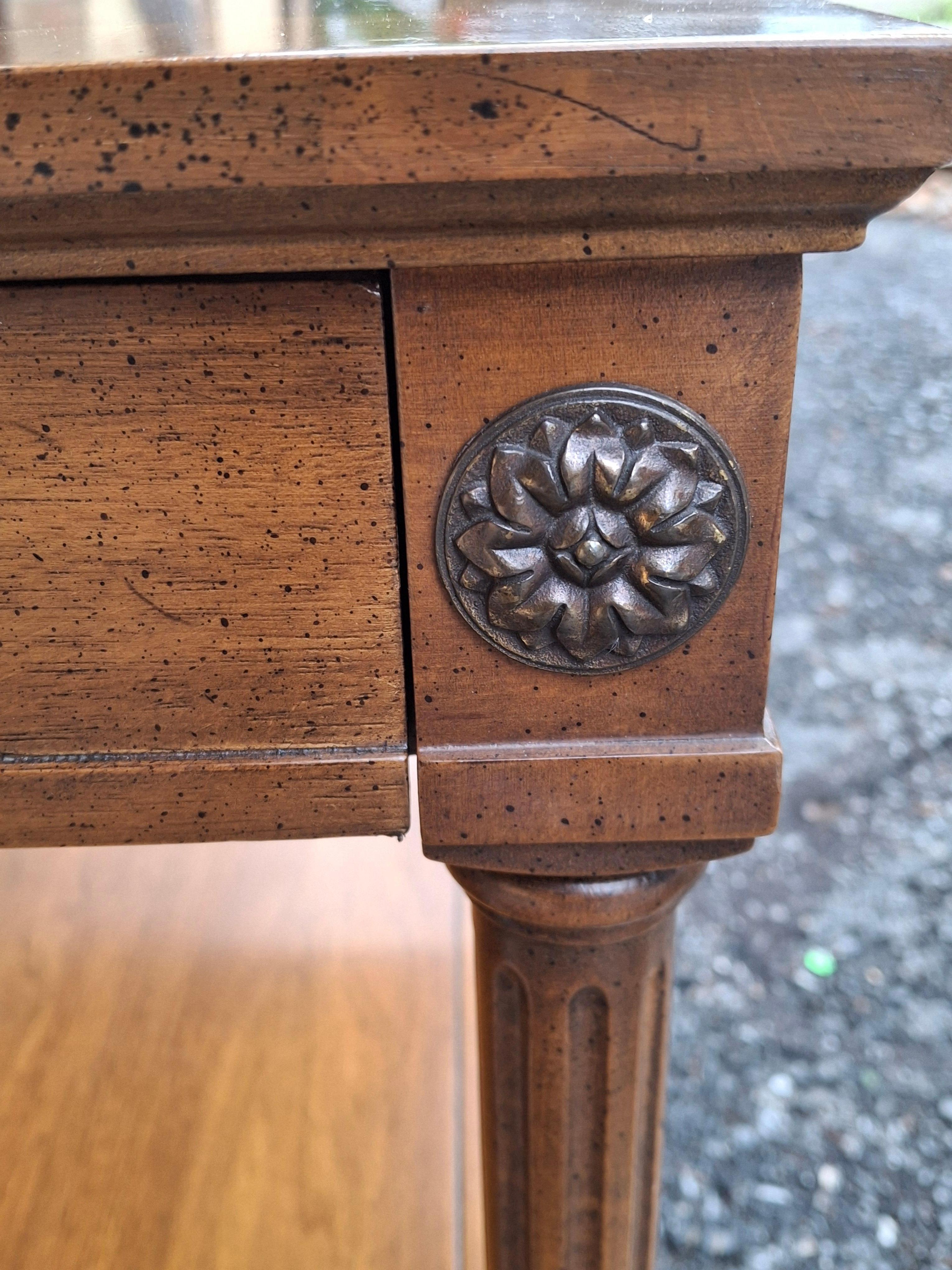 Tavolini in noce a fasce incrociate neoclassici di Weiman Rockwood Collection'S in vendita 7