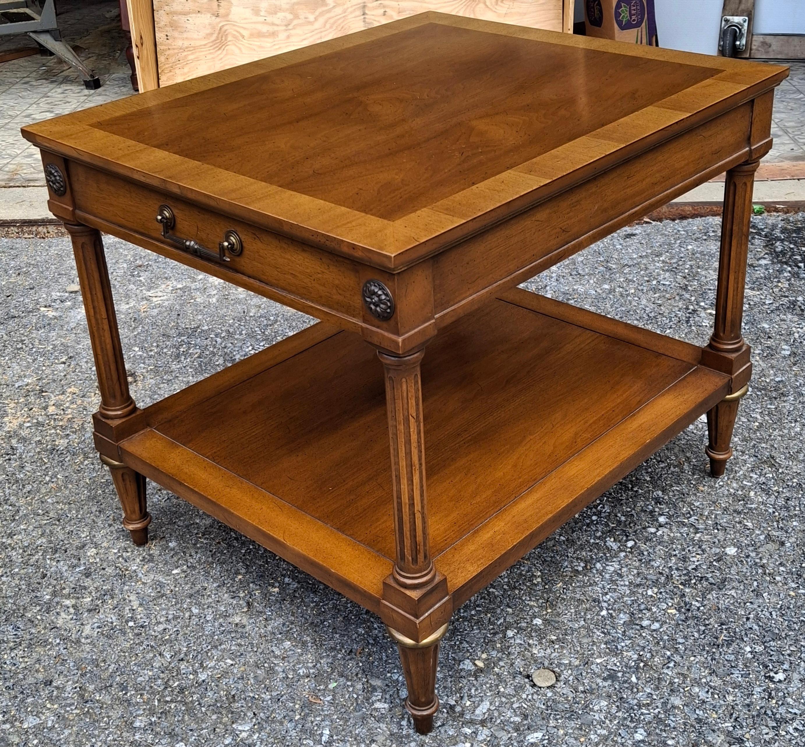 Mordenzato Tavolini in noce a fasce incrociate neoclassici di Weiman Rockwood Collection'S in vendita