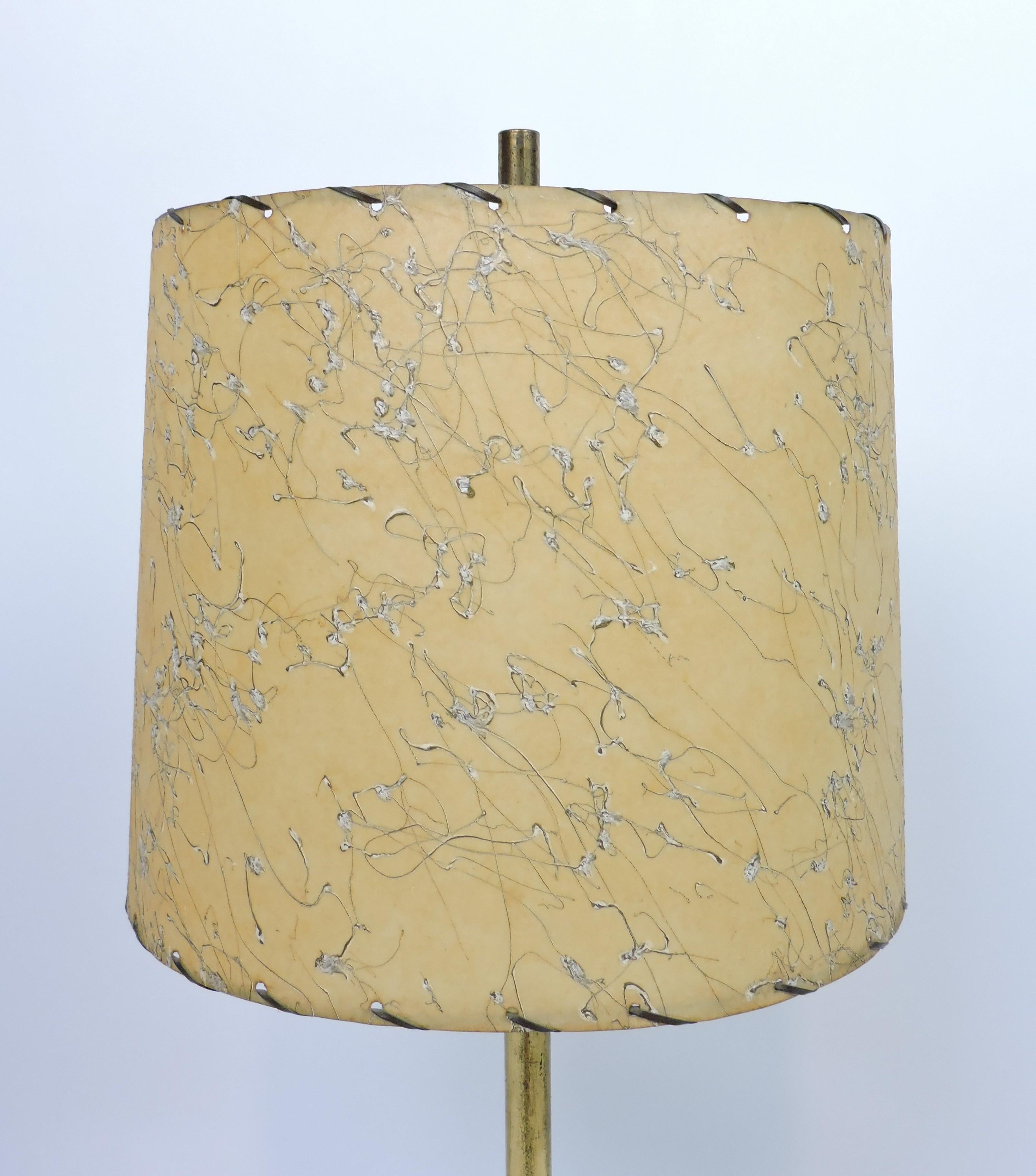 Unique et magnifique lampe moderniste de style 1950 de Frederic Weinberg. Cette lampe a une forme de croissant en bois ébonisé reposant sur une base ronde en métal noir avec des accents en laiton, et comprend l'abat-jour en parchemin lacé d'origine.