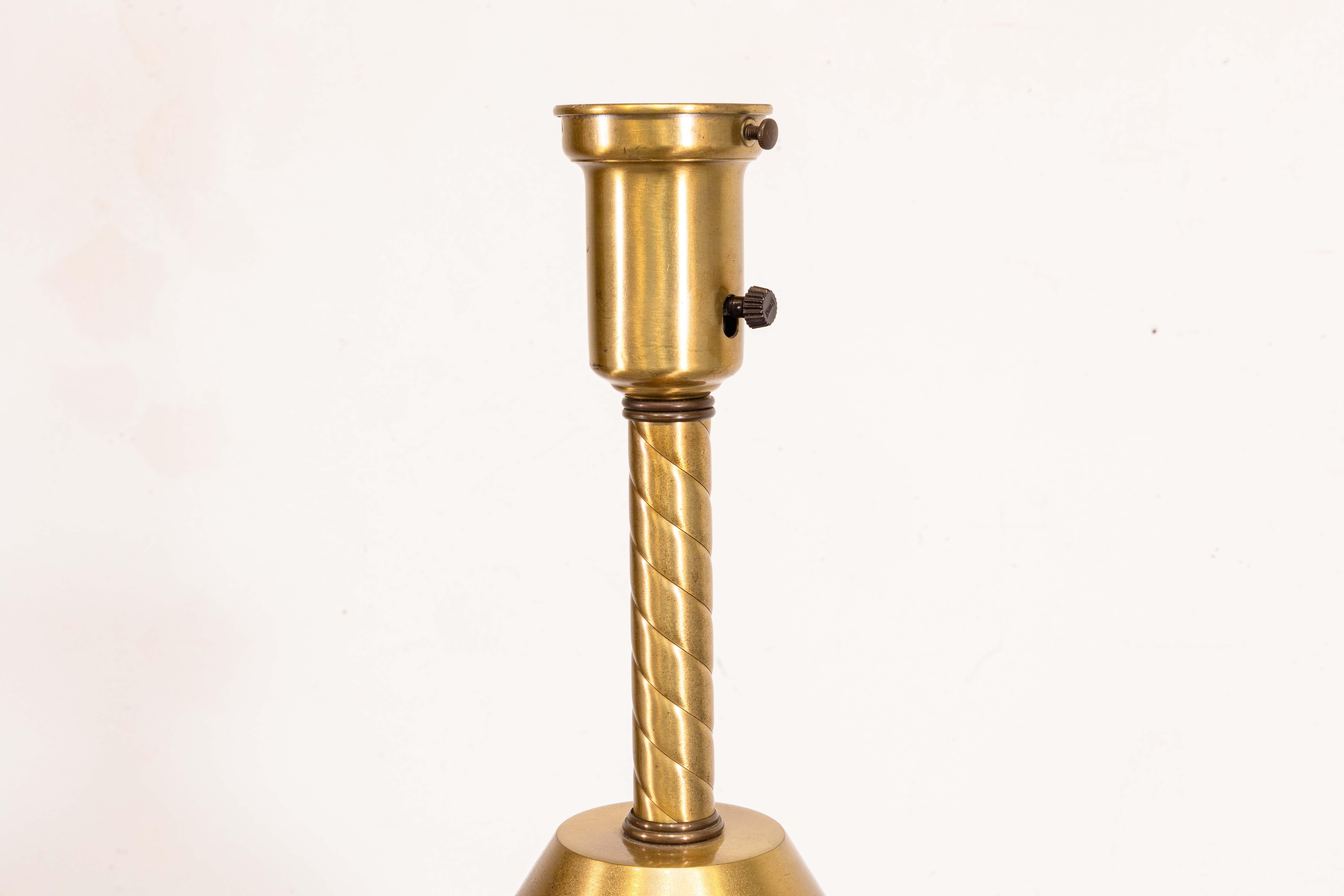 Una lampada da tavolo in stile Weinberg della metà del secolo scorso. Una splendida lampada da tavolo con struttura in vetro e metallo. Questo pezzo presenta un'immagine di giraffa a intarsio in ottone e forme astratte cromate. Il collo della