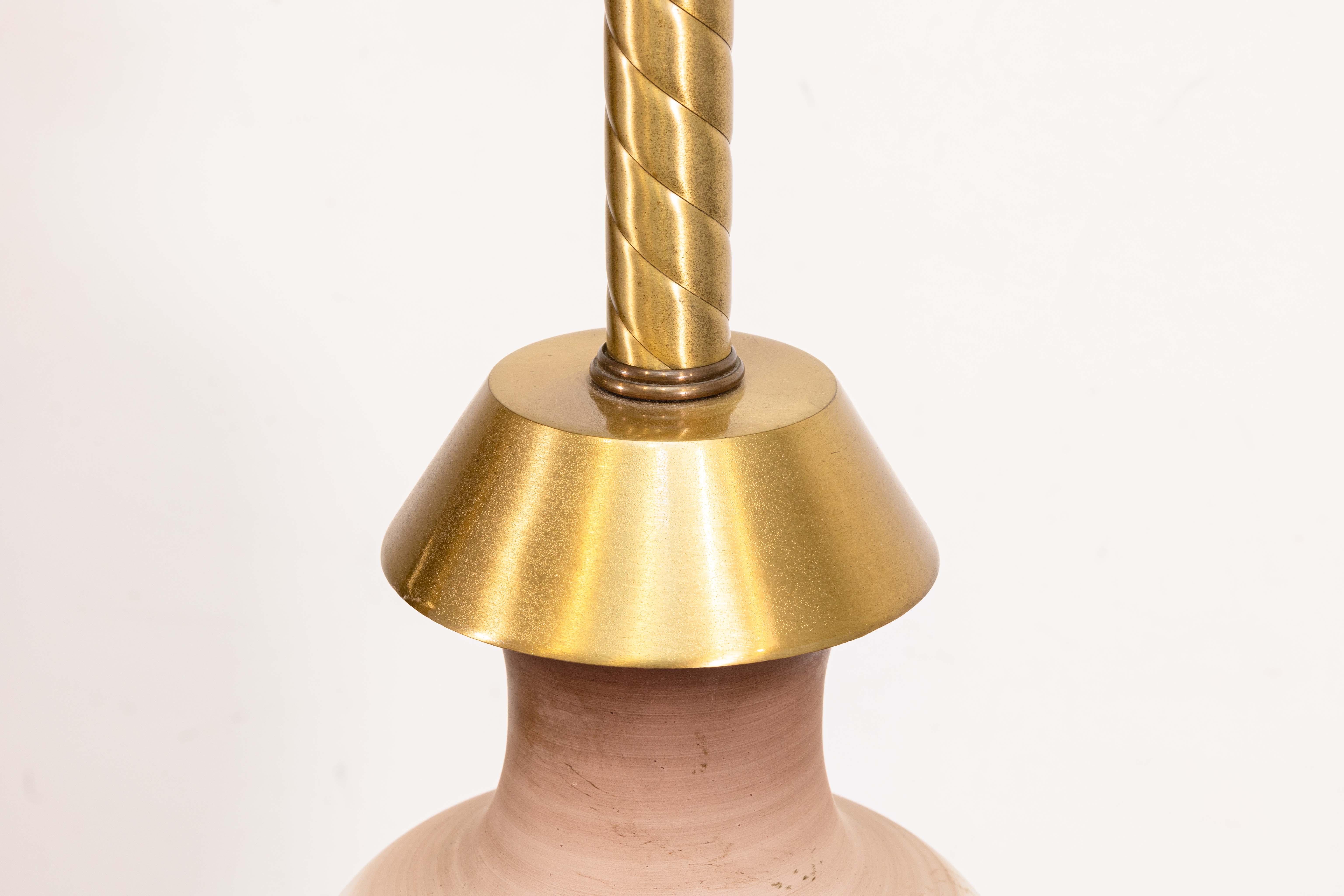 Mid-Century moderno Lampada in vetro con design a giraffa e intarsio in ottone, in stile Weinberg Modern, metà secolo. in vendita