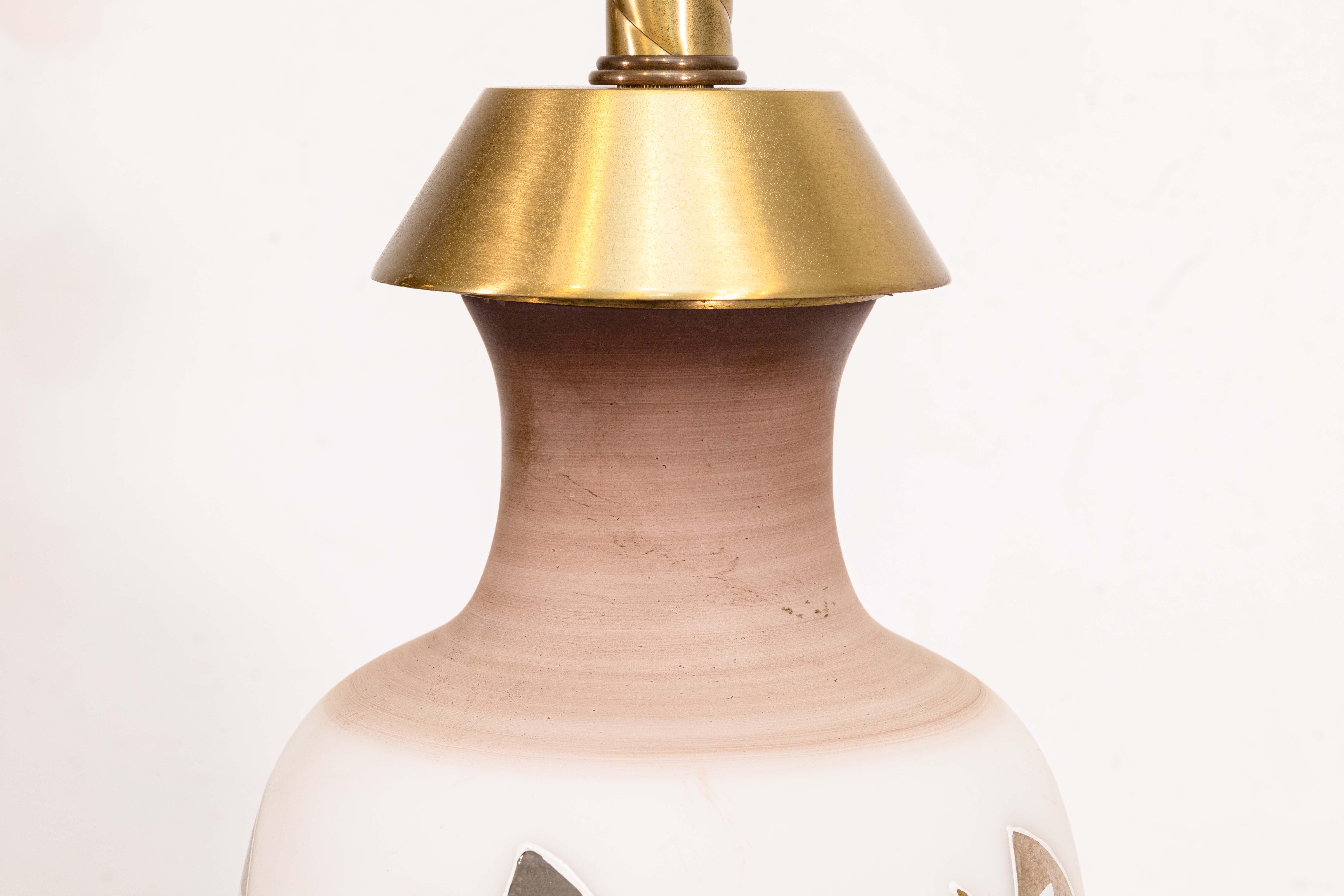 Sconosciuto Lampada in vetro con design a giraffa e intarsio in ottone, in stile Weinberg Modern, metà secolo. in vendita