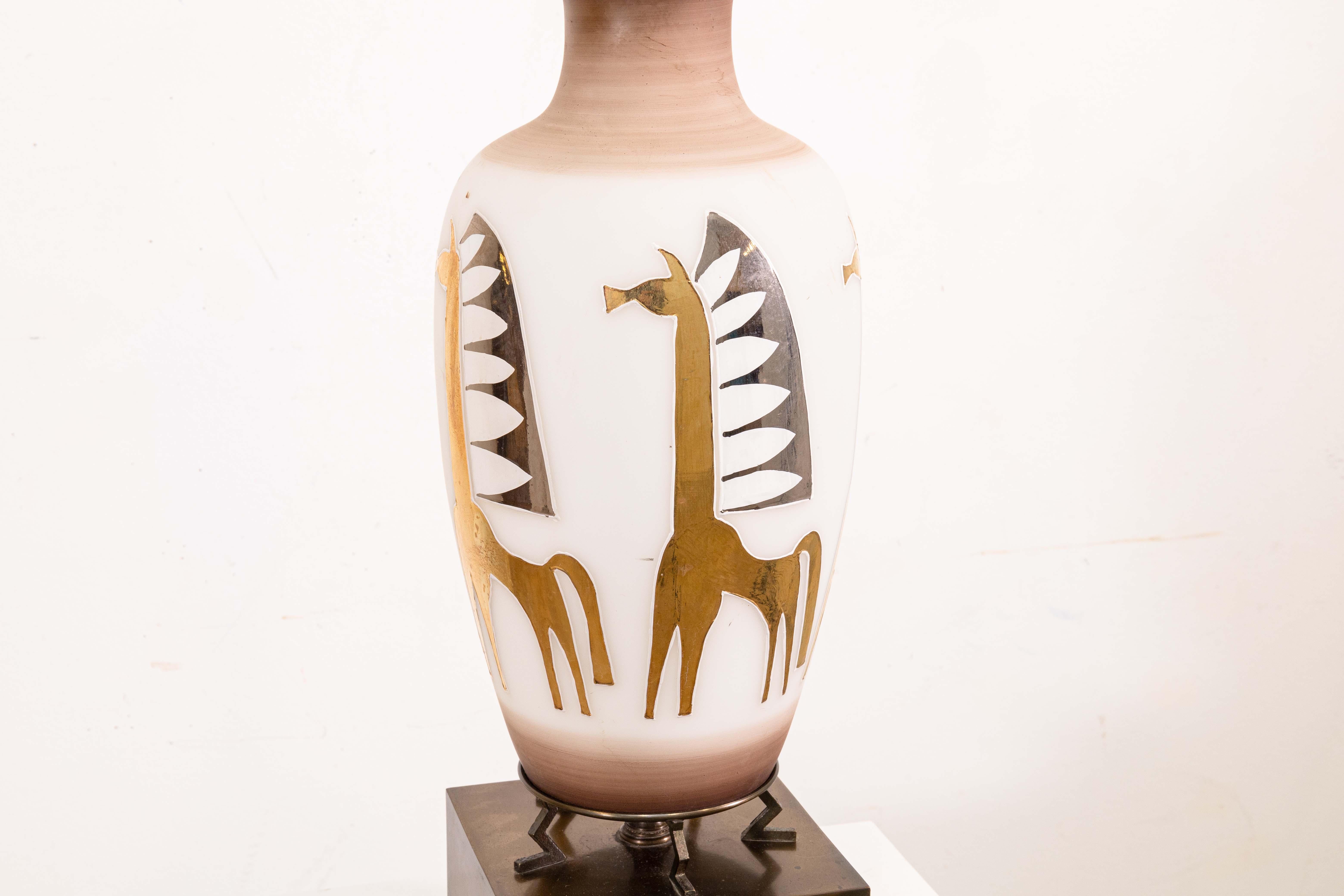 Lampada in vetro con design a giraffa e intarsio in ottone, in stile Weinberg Modern, metà secolo. In condizioni buone in vendita a Keego Harbor, MI