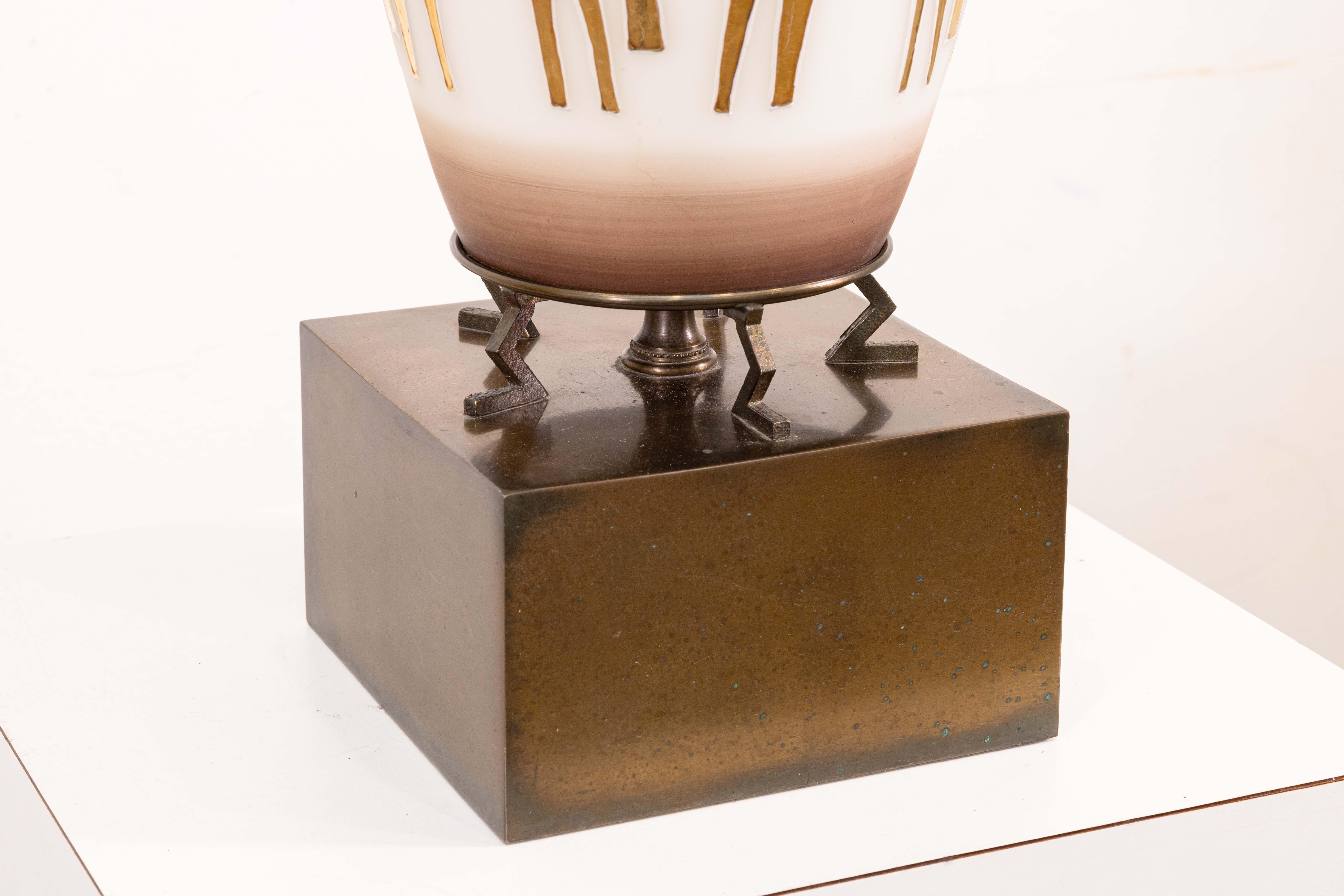 XX secolo Lampada in vetro con design a giraffa e intarsio in ottone, in stile Weinberg Modern, metà secolo. in vendita