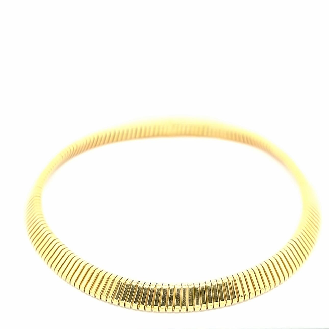 Zeitlose Tubogas-Halskette der berühmten Firma Weingrill aus den 1980er Jahren, die 18 Karat Gelbgold in einer perfekt ausbalancierten Halskette präsentiert. Die glatten Abmessungen und das Gewicht machen dieses Schmuckstück sowohl für den Alltag