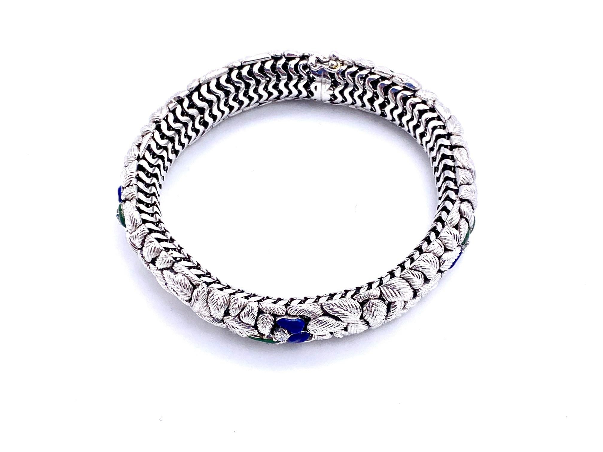 A wonderful way to celebrate spring with this beautifully crafted articulated white gold bracelet signed Winegrill Verona. This charming  wearable bracelet has a perectly smooth feel to it.
Finely engraved and chiselled gold leaves alternate with