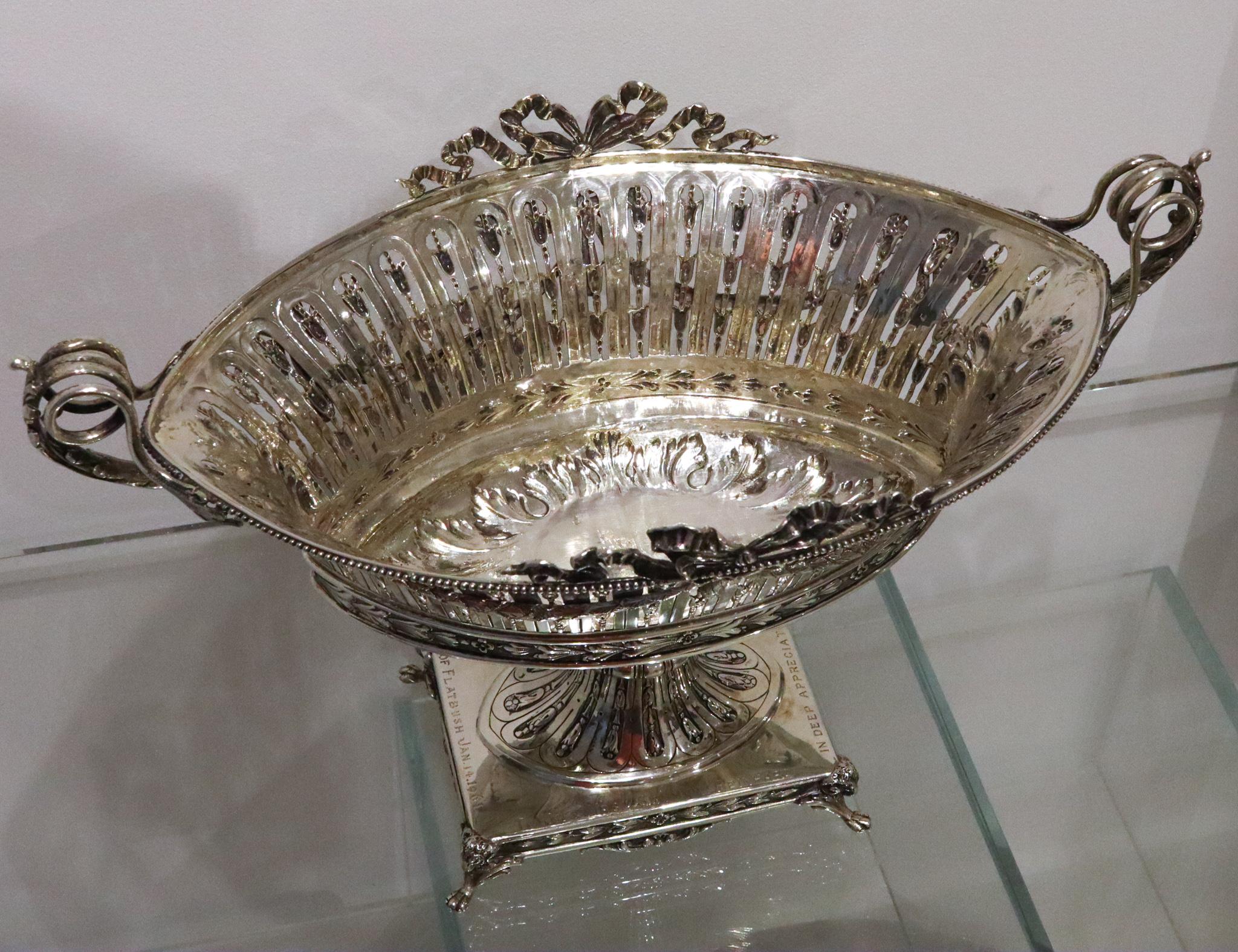 Weinranck & Schmidt Hanau German Empire 1889 Neoclassical Sterling Jardinière In Excellent Condition For Sale In Miami, FL