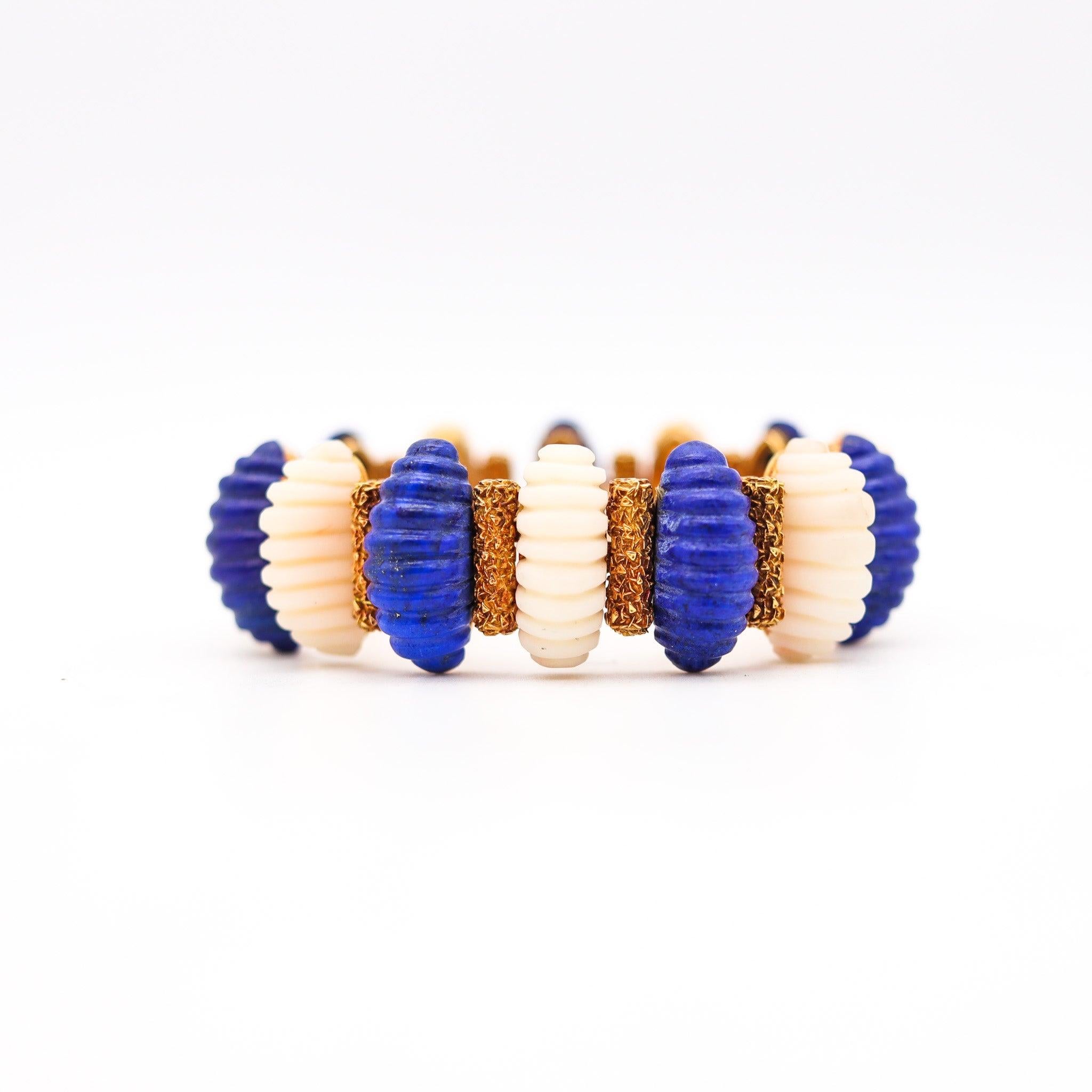 Moderniste WEISE ET FILS 1960 Bracelet moderniste rétro en or jaune 18 carats avec lapis et corail en vente
