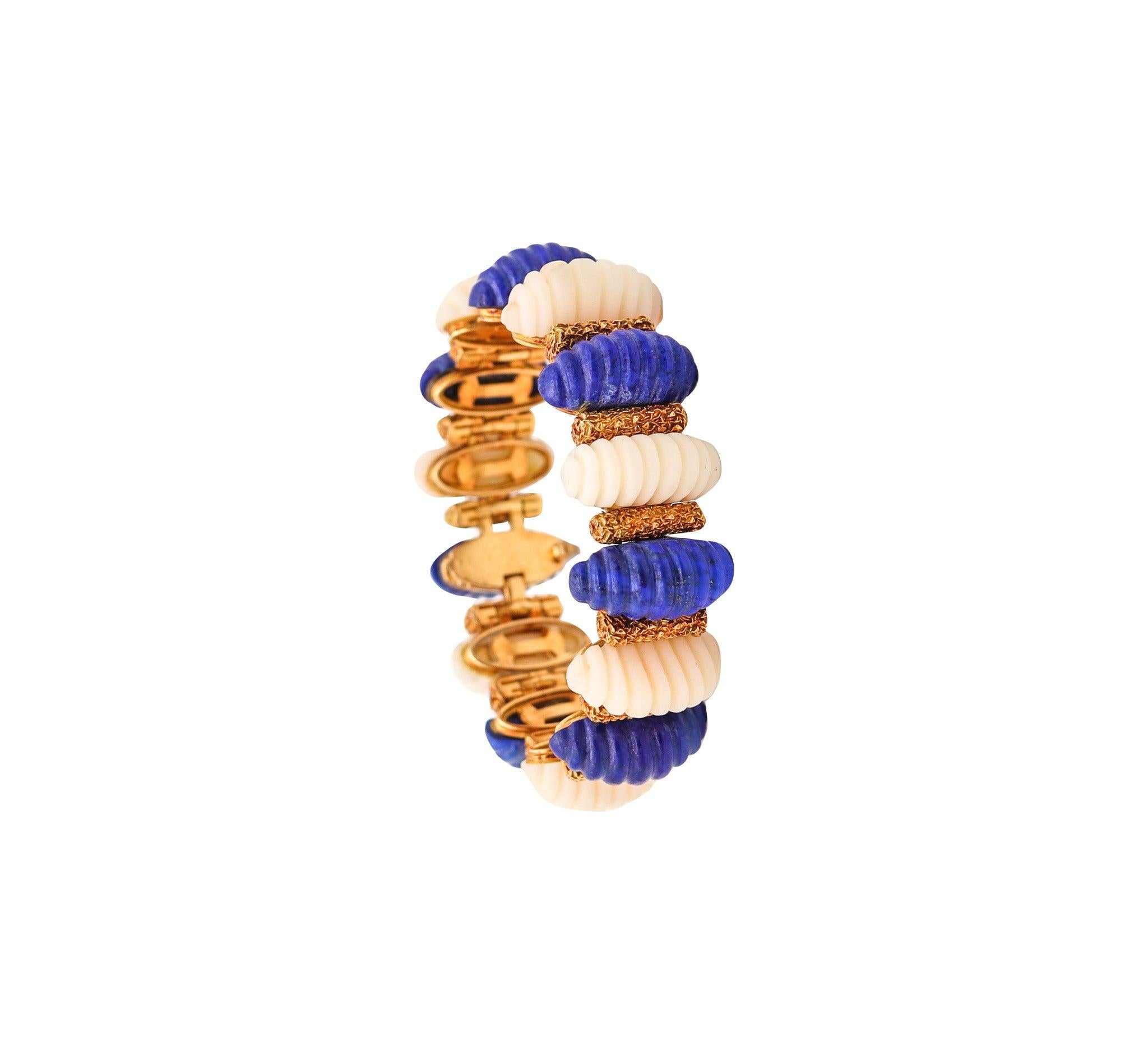 WEISE ET FILS 1960 Bracelet moderniste rétro en or jaune 18 carats avec lapis et corail Pour femmes en vente