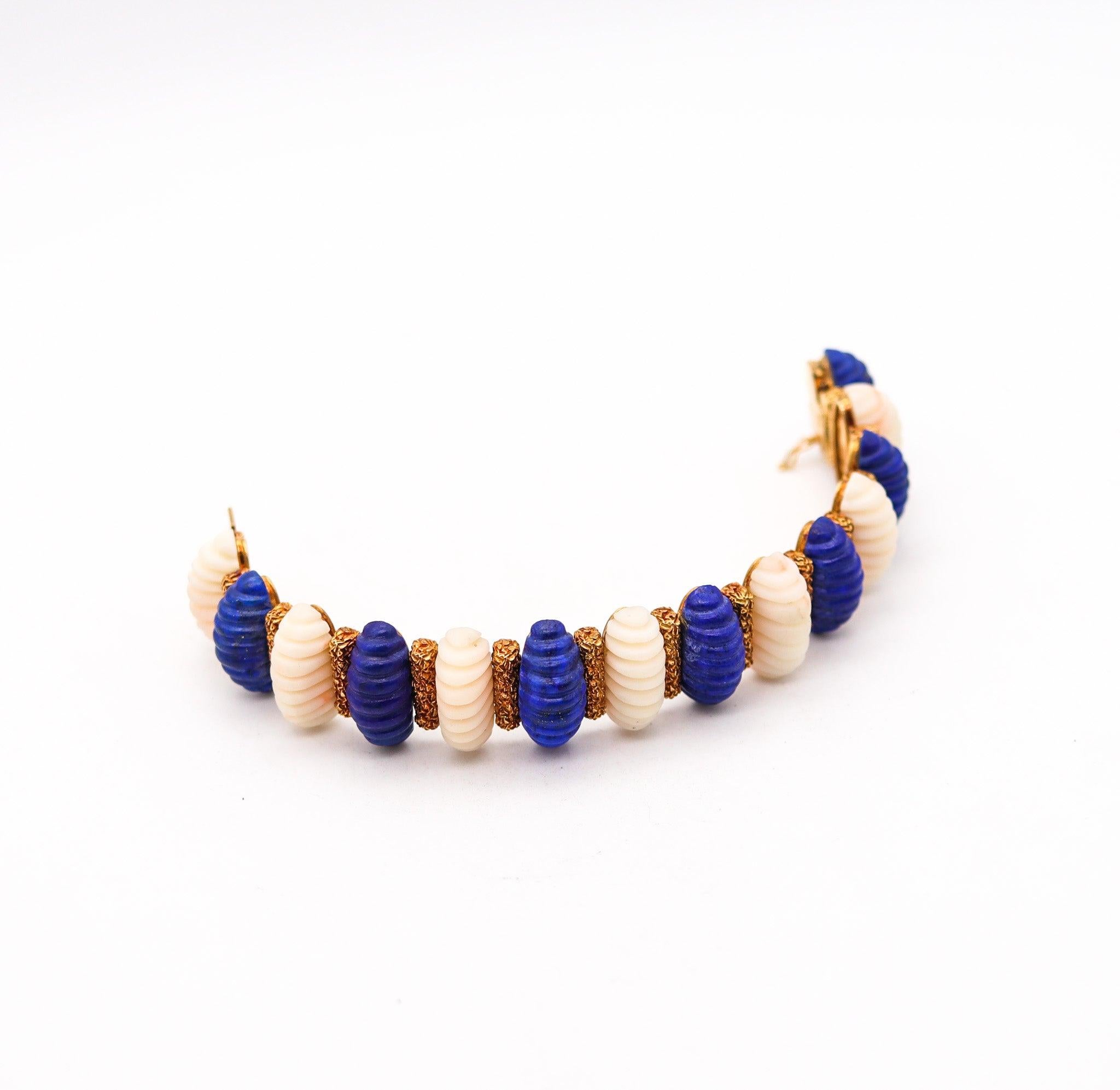 WEISE ET FILS 1960 Bracelet moderniste rétro en or jaune 18 carats avec lapis et corail en vente 2