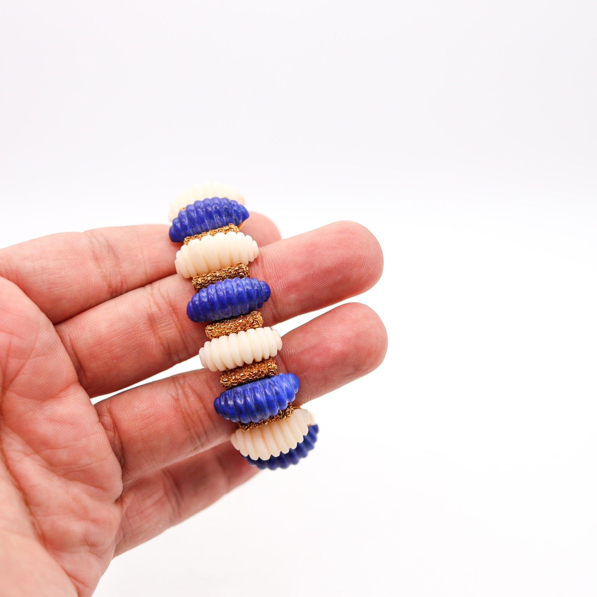 WEISE ET FILS 1960 Bracelet moderniste rétro en or jaune 18 carats avec lapis et corail en vente 3