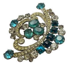 WEISS CO NY Silberfarbene Designer-Brosche mit Strasssteinen