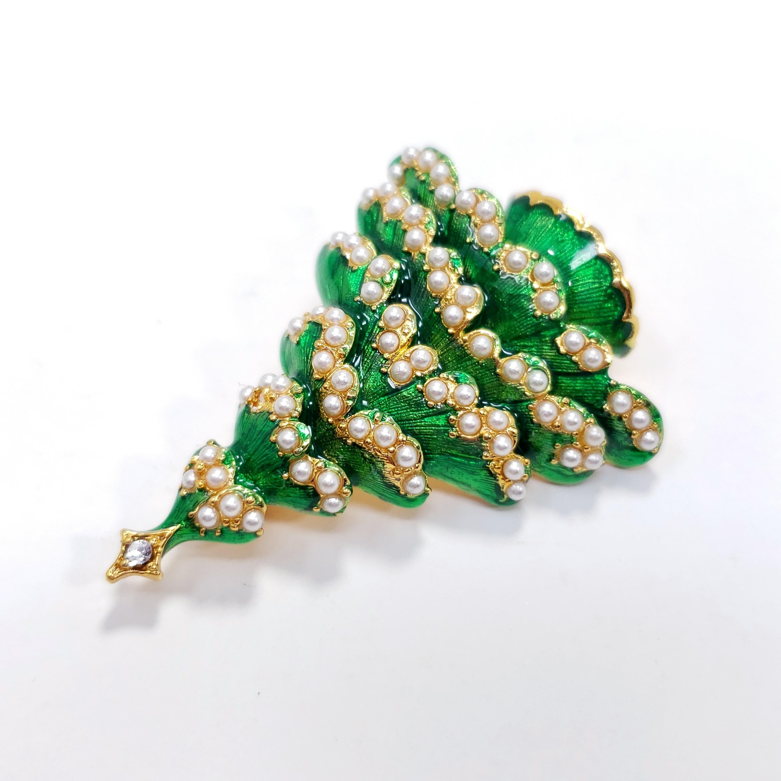 Festive Christmas / New Year pin brooch by Weiss. This dazzling conifer is painted with green enamel and decorated with faux-pearl ornaments. Gold plated metal.

Vintage collector's costume jewelry pin, wonderfully preserved and never