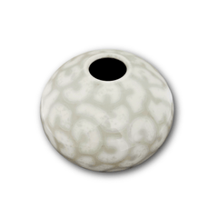 Einzigartige kugelförmige Vase aus Steingut mit weißer und grünlicher Glasur von Per Weiss