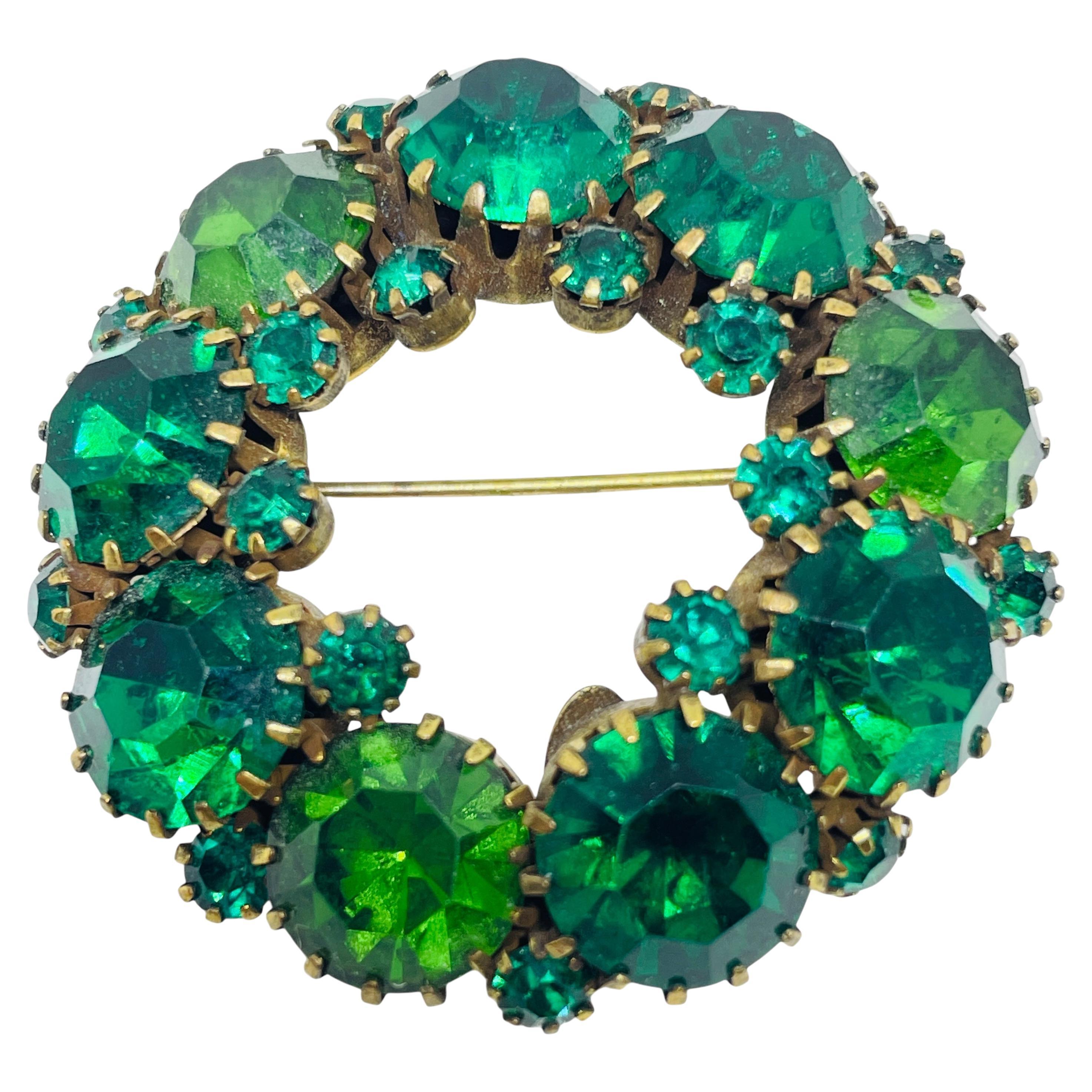 Spilla vintage firmata Weiss con strass verdi e tonalità oro