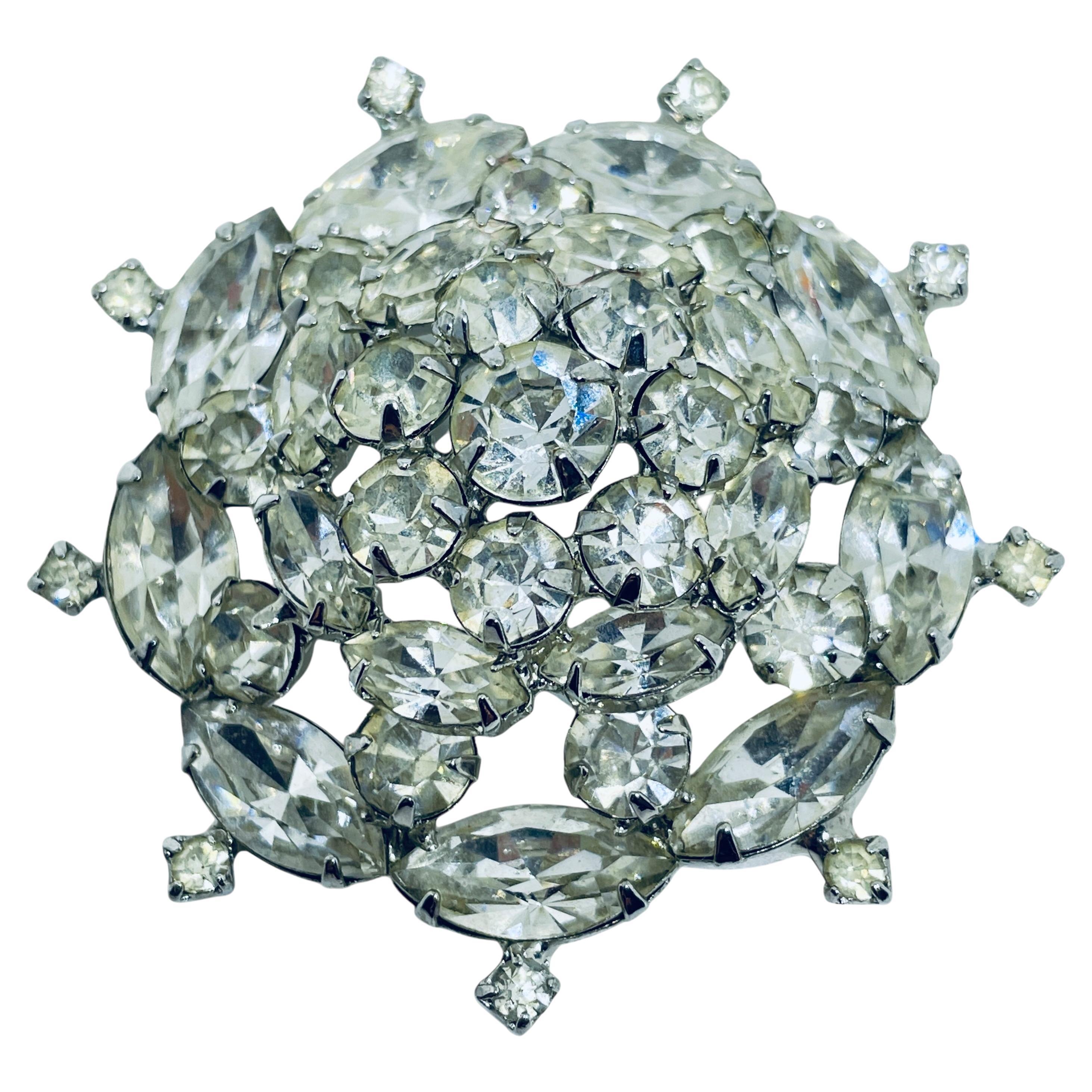 Spilla vintage firmata Weiss con strass in tono argento