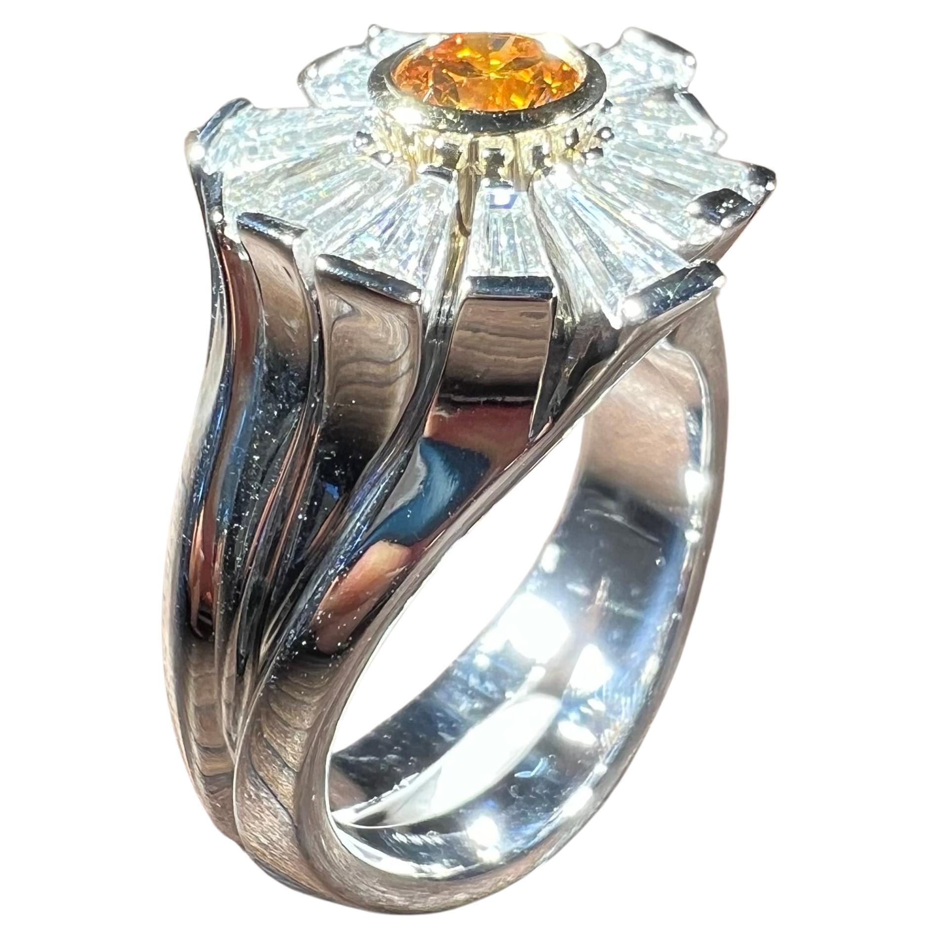 Ein exquisiter Ring aus edlem Weissgold, der mit seinem beeindruckenden Gewicht von 21,5 g sowohl in Haptik als auch in Design überzeugt. Sein einzigartiger Charme liegt in der geschmeidigen Dynamik seiner Linienführung, die sich wie die Strahlen