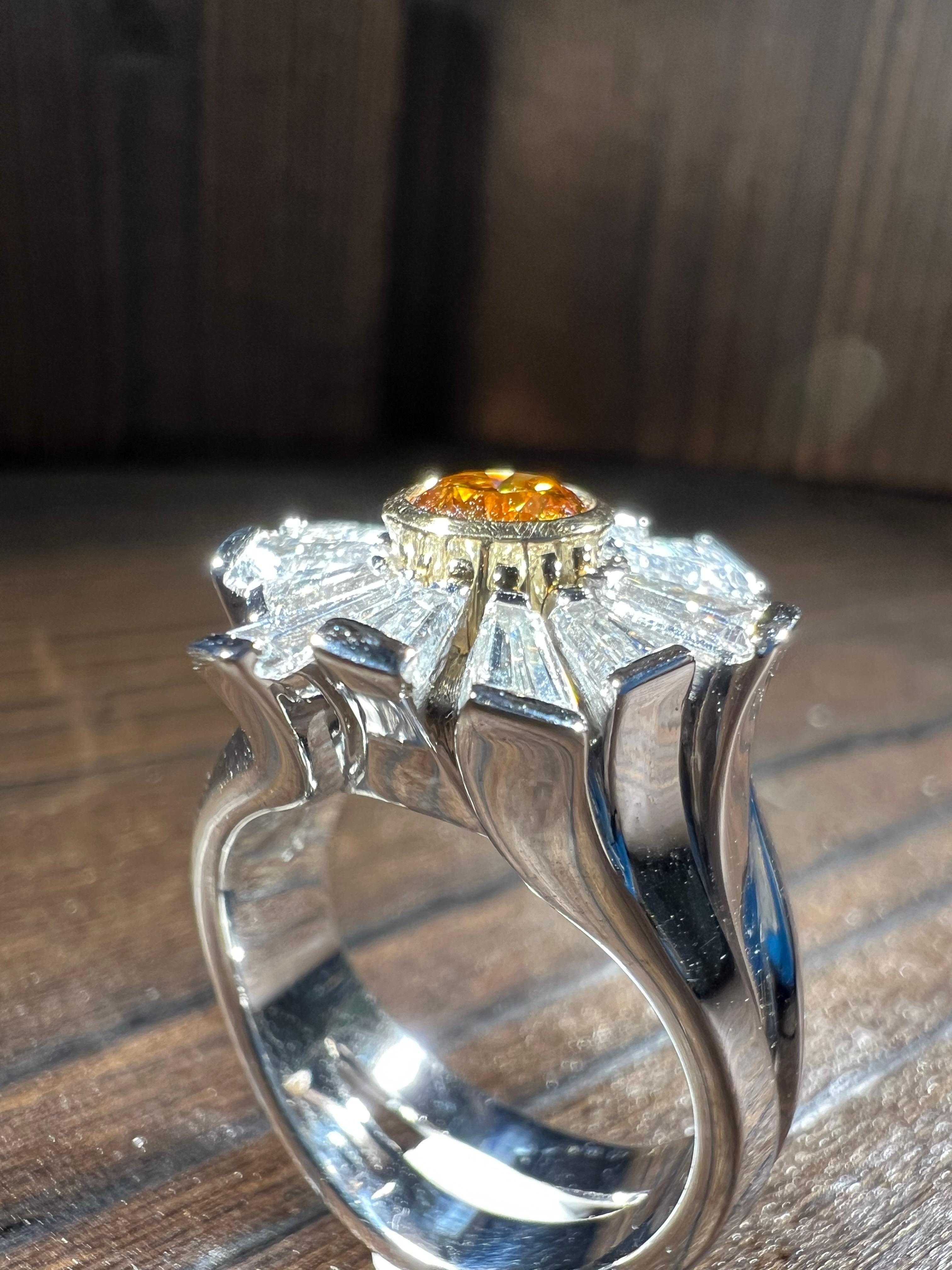 Artisan Weissgold Ring 18k mit naturfarbenen Diamanten (2.2 Carat) For Sale