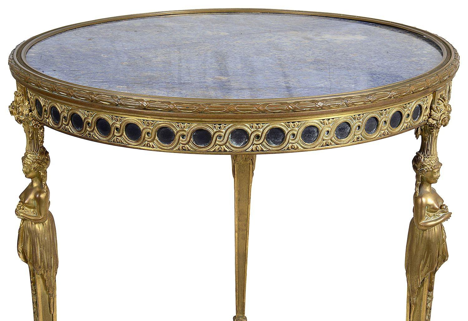 Guéridon français de la fin du XIXe siècle en bronze doré, avec un plateau en marbre Lapis Lazuli, des supports monopodes aux trois pieds, un décor de volutes percées à la frise. 
À la manière de Weisweller

Des tables comme celle-ci ont été