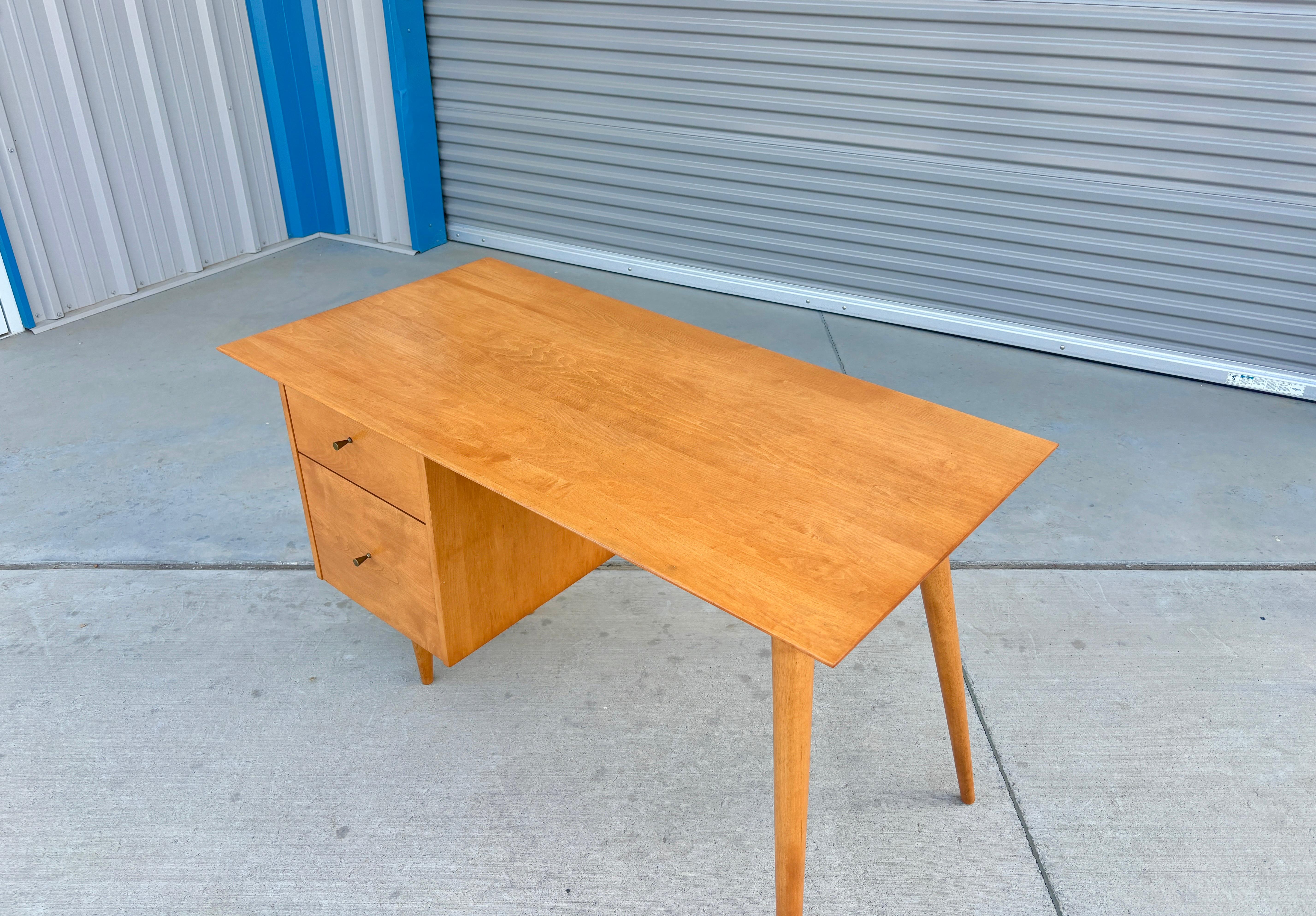 Welcome to Mid-Century NoHo Mid Century Maple Desk by Paul McCobb for Winchendon In Good Condition For Sale In North Hollywood, CA