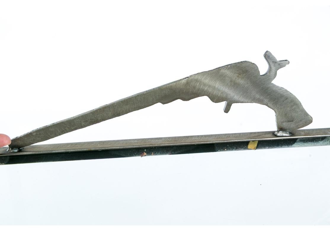 Una dinámica vitrina temática del Oeste con caballos de acero corten, patas de herradura apiladas de acero soldado y asas en forma de pistola. La parte superior con cierre (incluye una llave) se abre para revelar un gran espacio de exposición con