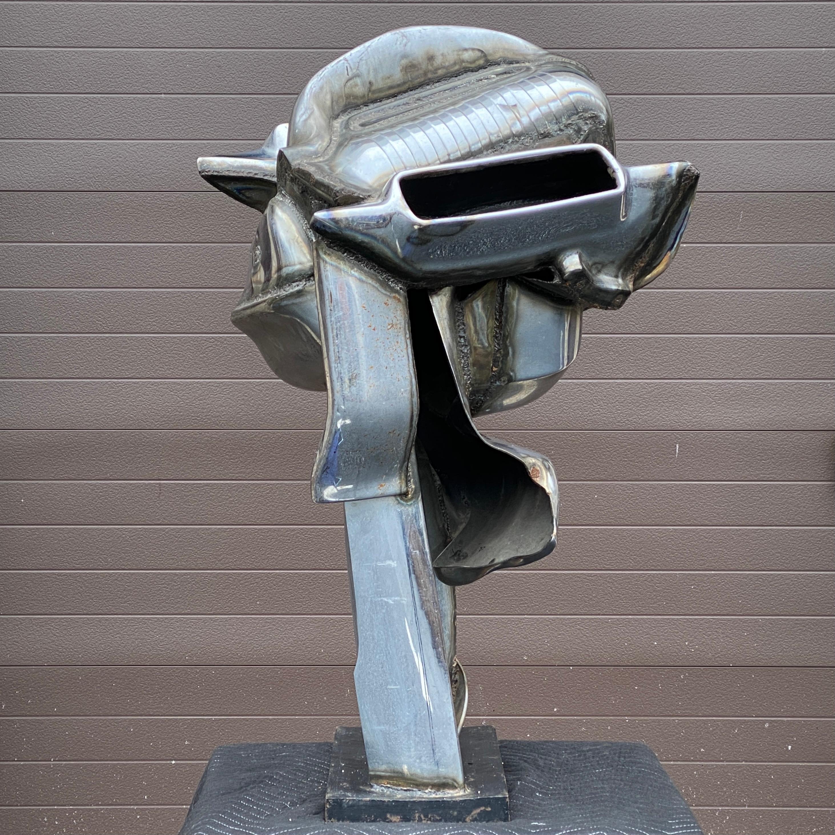 Sculpture à grande échelle en acier chromé soudé, composée de pièces de voitures récupérées, réalisée par l'artiste Jason Steele (1919-1983). Signé par l'artiste.
La base rectangulaire mesure environ 18