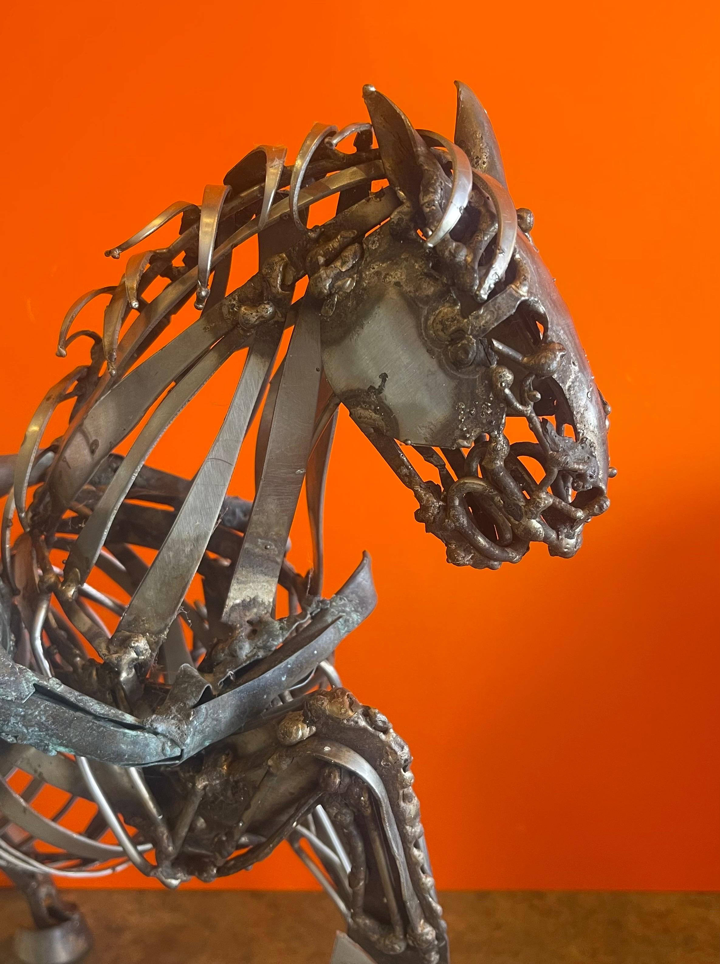 Skulptur eines geschweißten Metallpferdes von J. Rivas im Stil von Jiang Tie-Feng (Geschweißt) im Angebot