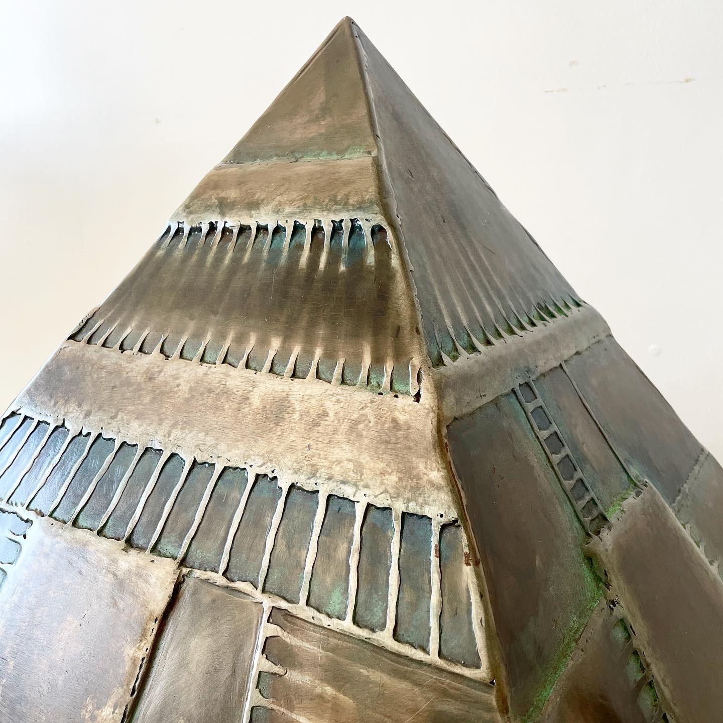 Couchtisch aus geschweißtem Metall mit Pyramidenleim und Lucite-Platte im Angebot 1