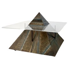 Table basse pyramide Levitating en métal soudé avec plateau en Lucite