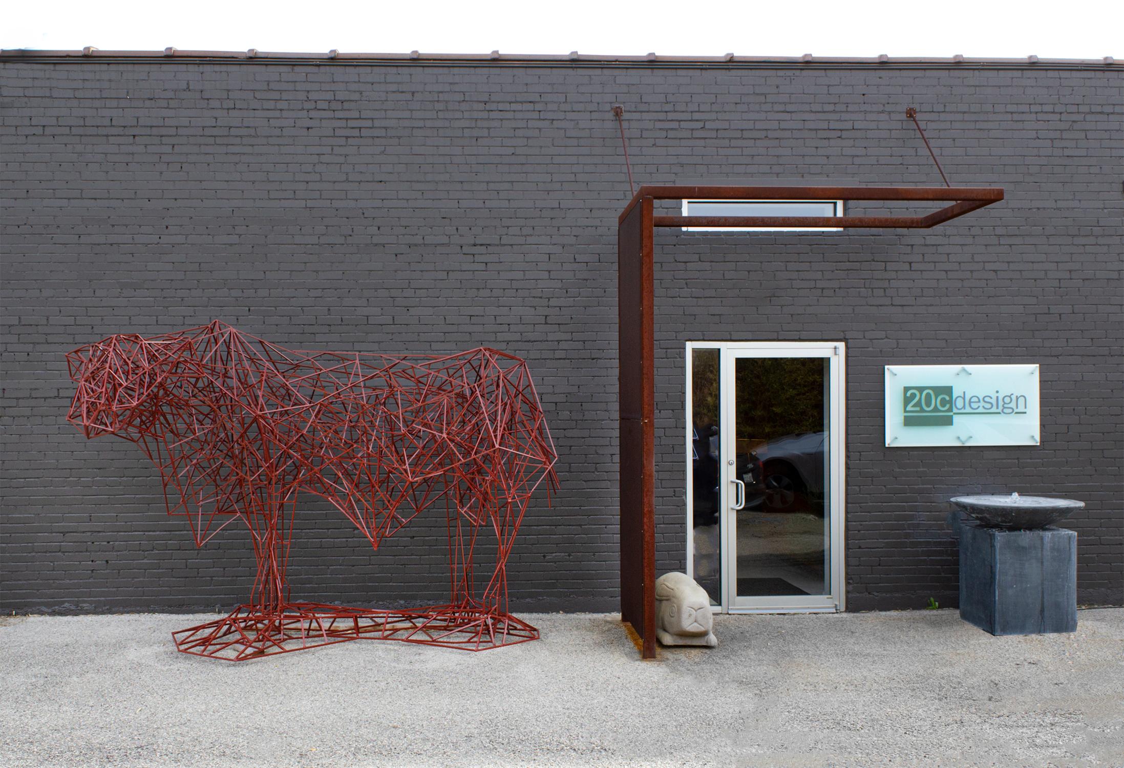 Abstrakte modernistische Skulptur einer roten Kuh aus geschweißtem Stahl des Künstlers Mark Doyle (Moderne) im Angebot