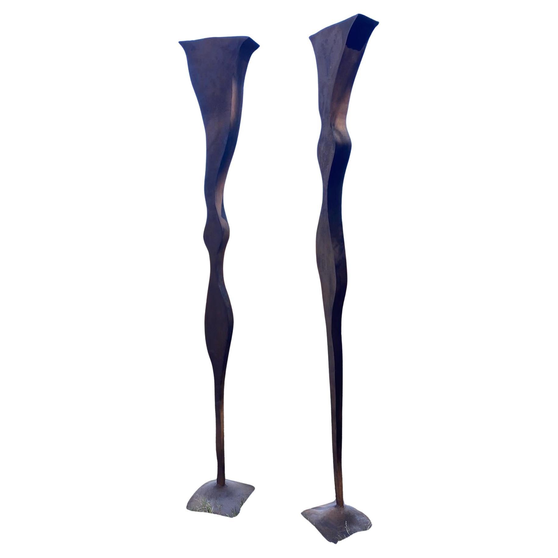 Paire monumentale de sculptures en acier soudé et oxydé, probablement exécutées en Corten ou en un acier similaire soumis aux intempéries. Entièrement fabriquée à la main, chaque A est définie par sa précision industrielle et sa surface richement