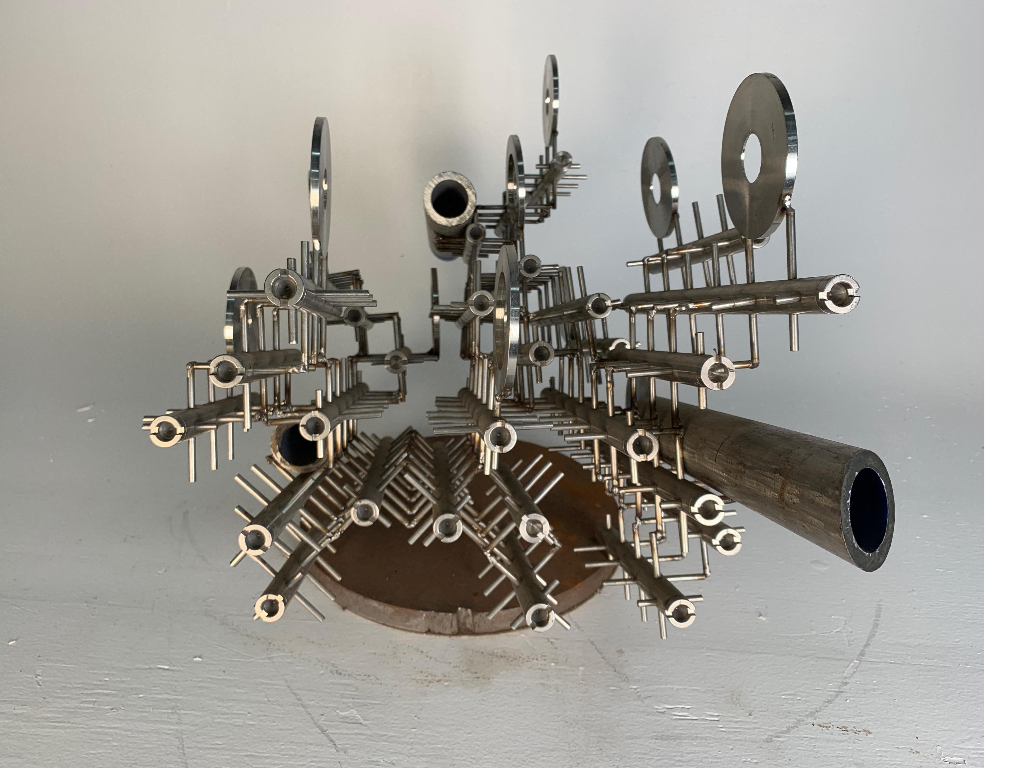 20ième siècle Sculpture de table en acier soudé « Transcending Time and Space » (Transcending Time and Space) de D. Phillips en vente