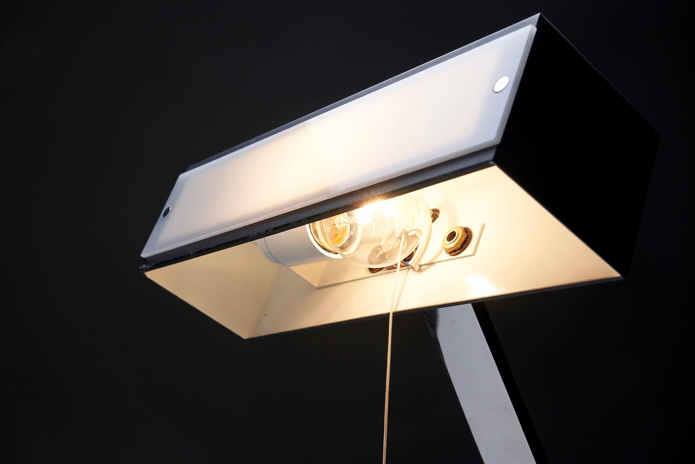Lampe de table bien conçue par Boulanger en vente 2