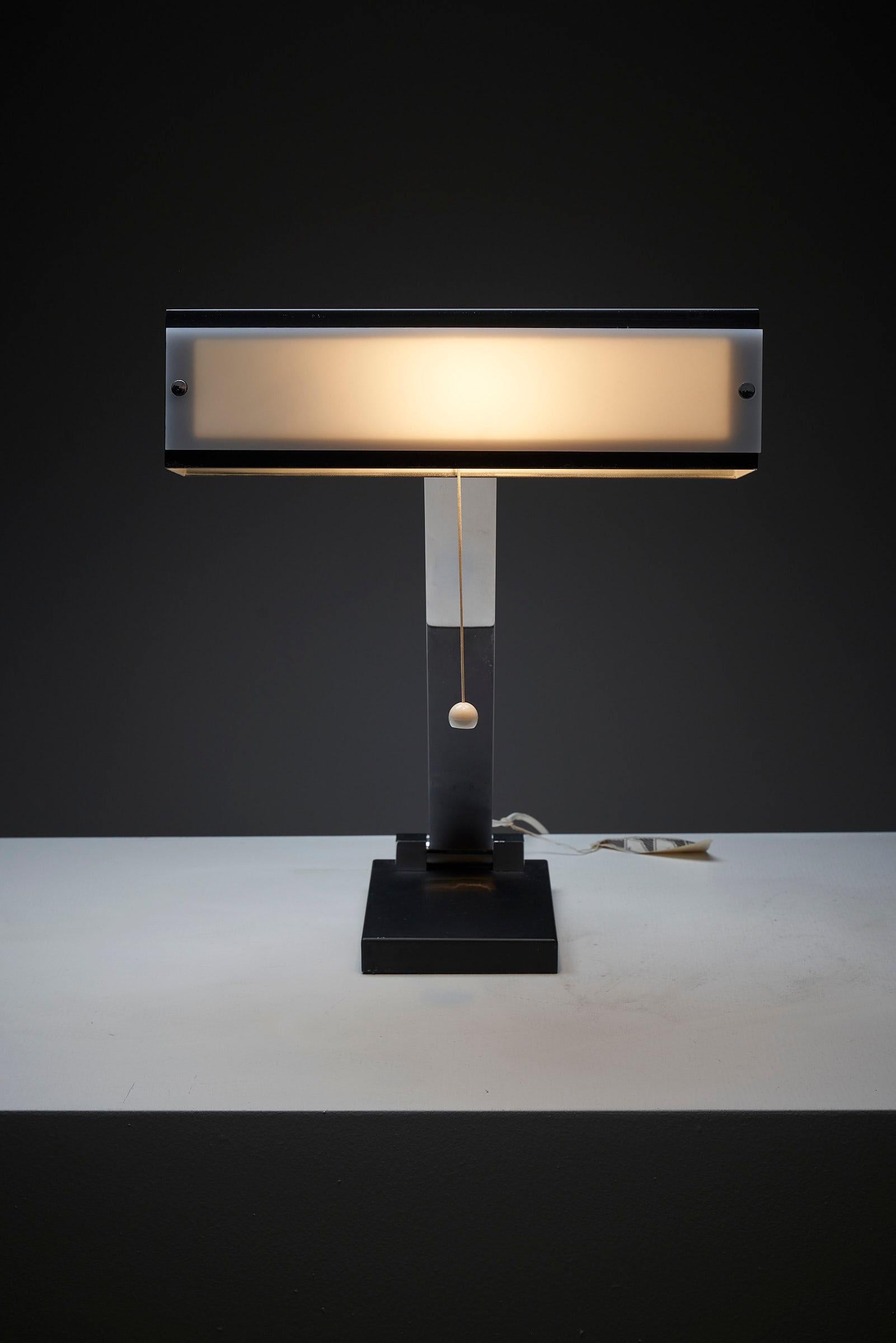 Lampe de table bien conçue par Boulanger en vente 3