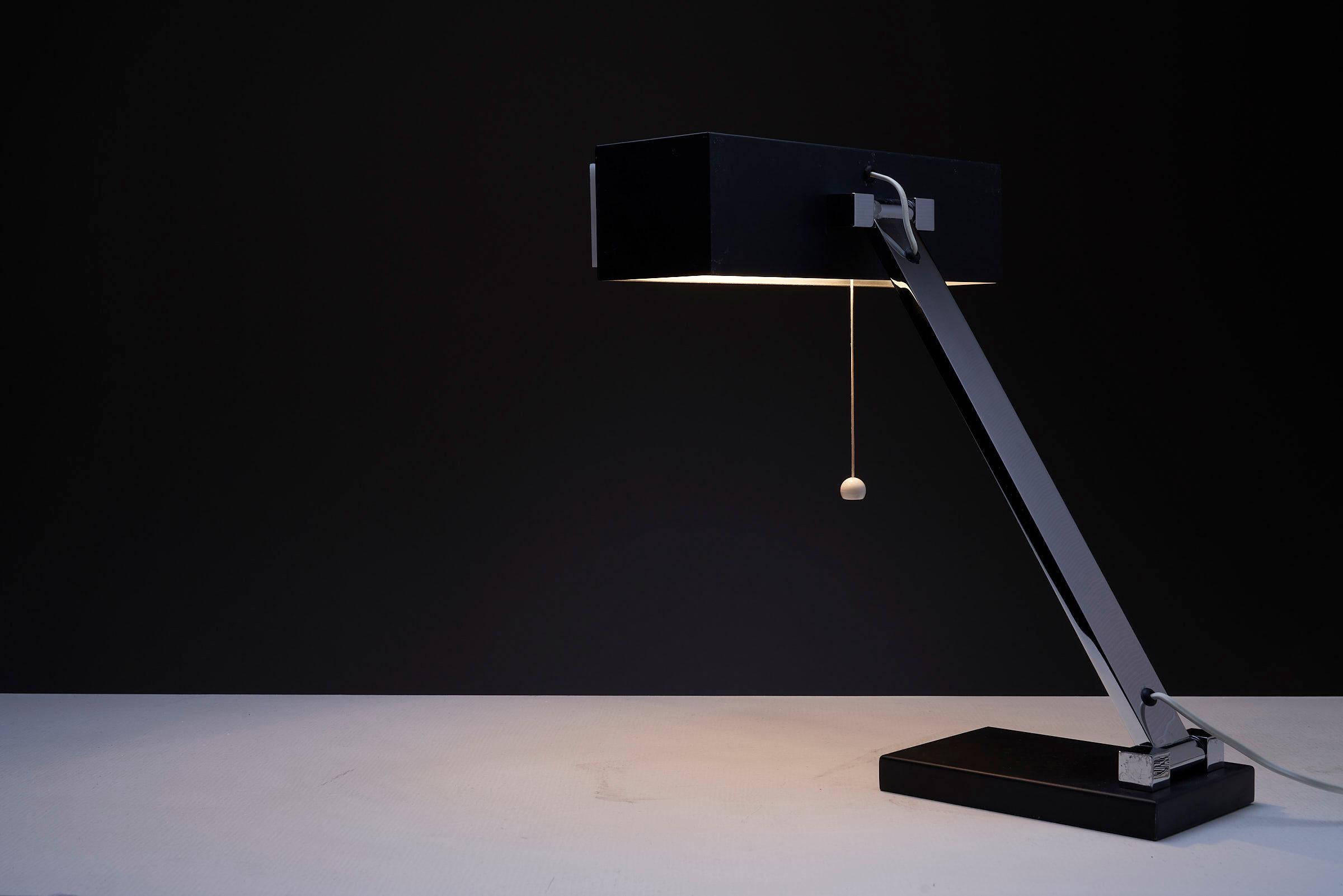 Belge Lampe de table bien conçue par Boulanger en vente
