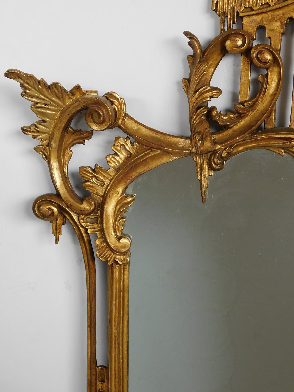 Inglese Specchio ben intagliato in legno dorato in stile Chippendale inglese con stemma in grassetto in vendita