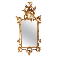 Specchio ben intagliato in legno dorato in stile Chippendale inglese con stemma in grassetto