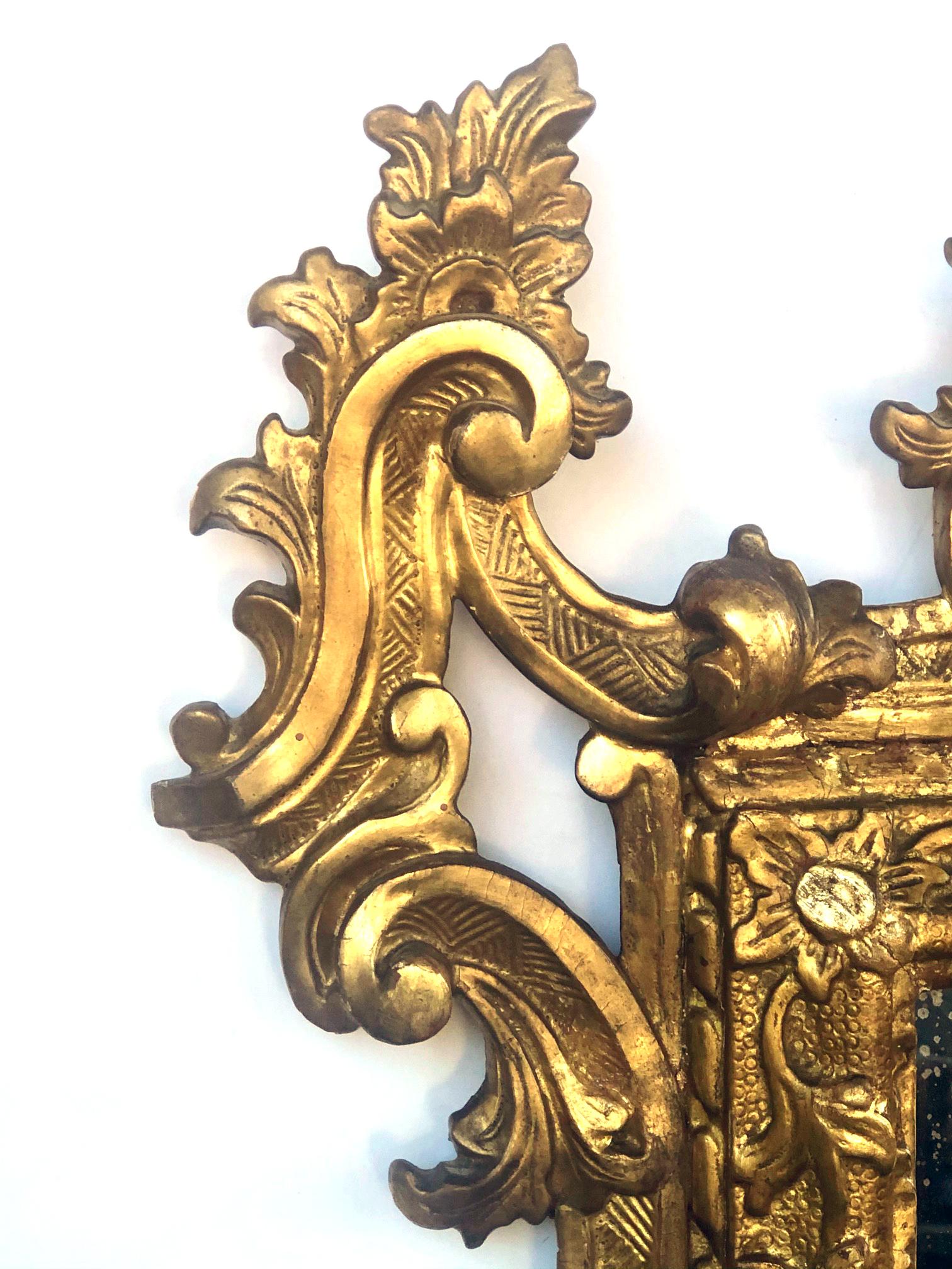 Well-Carved English George II Style Giltwood Mirror with Dramatic Crest In Good Condition For Sale In San Francisco, CA