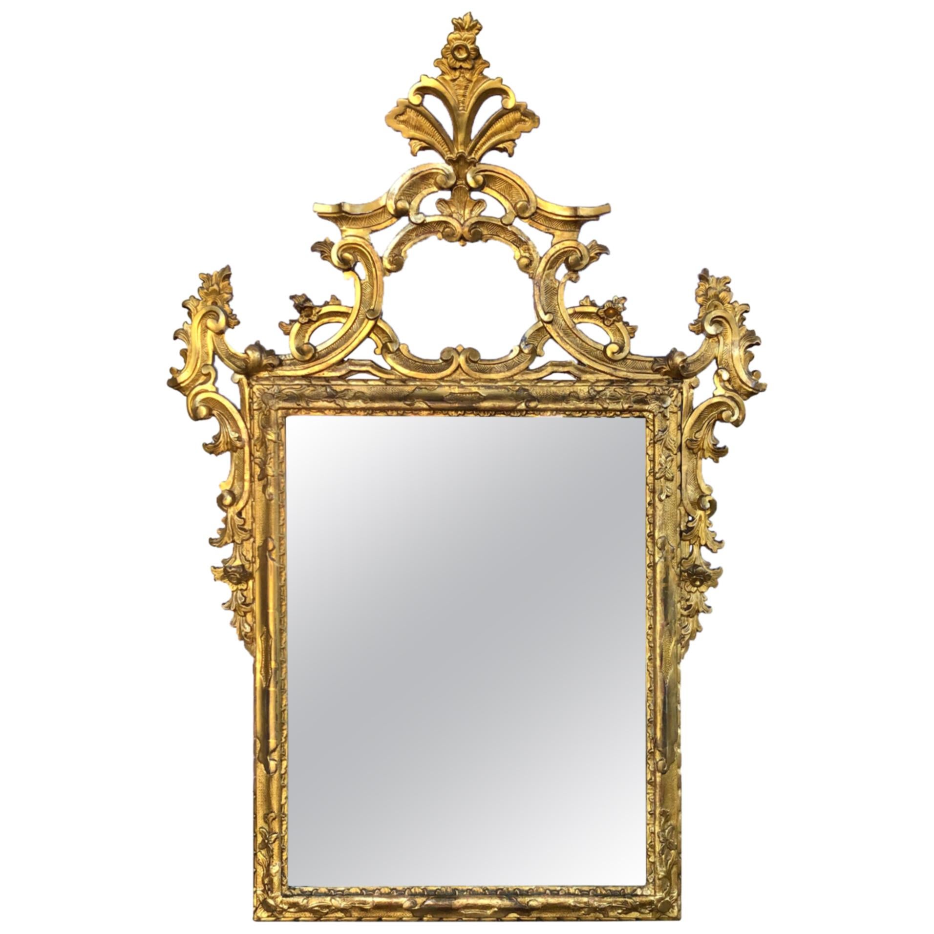 Miroir en bois doré anglais bien sculpté de style George II avec crête dramatique