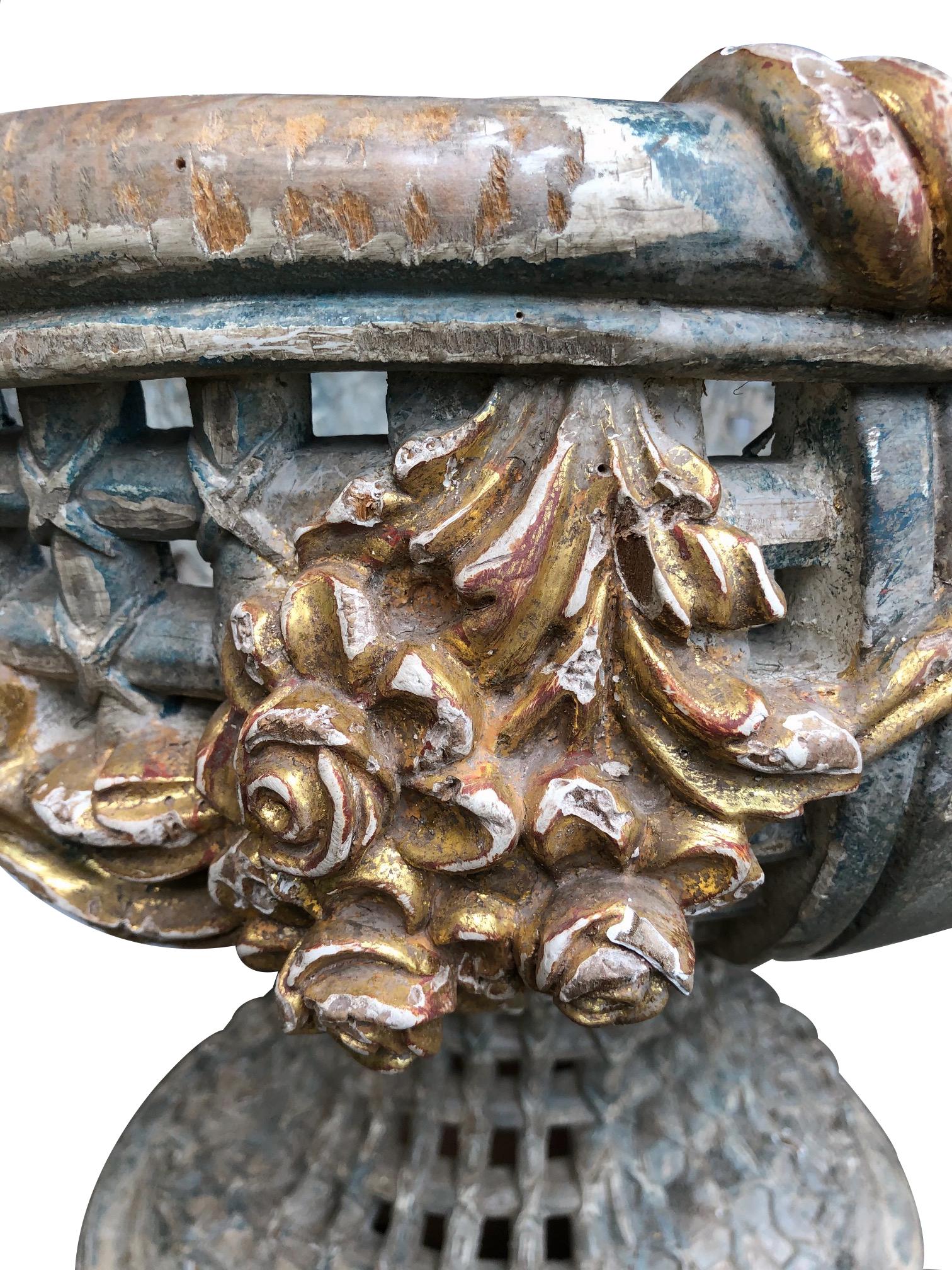 Geschnitzte netzförmige Schale im italienischen Barockstil, bemalt und teilweise vergoldet (Handbemalt) im Angebot
