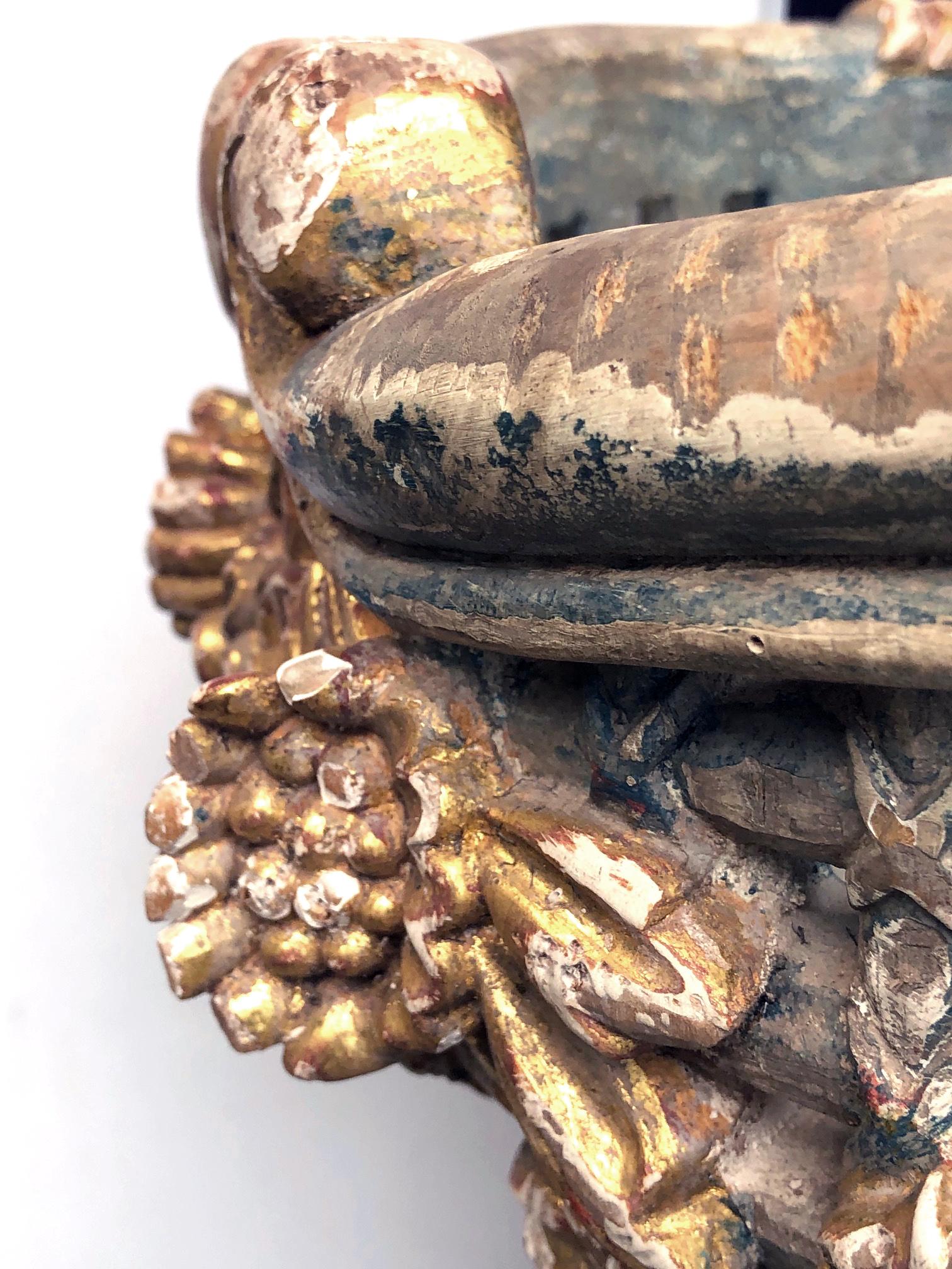 Geschnitzte netzförmige Schale im italienischen Barockstil, bemalt und teilweise vergoldet im Zustand „Gut“ im Angebot in San Francisco, CA