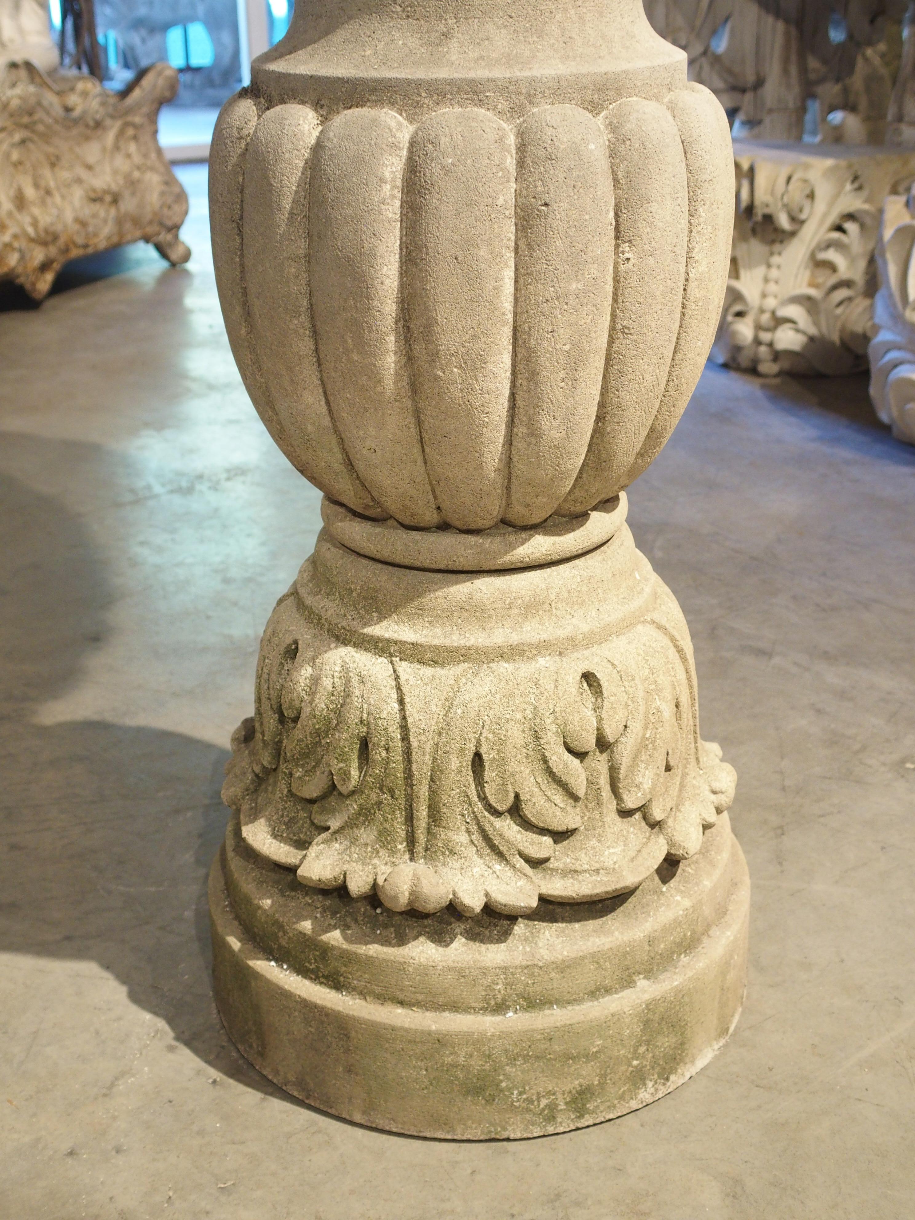 Gut geschnitztes italienisches Pflanzgefäß oder Brunnenelement aus Kalkstein, H-45 Zoll im Angebot 4