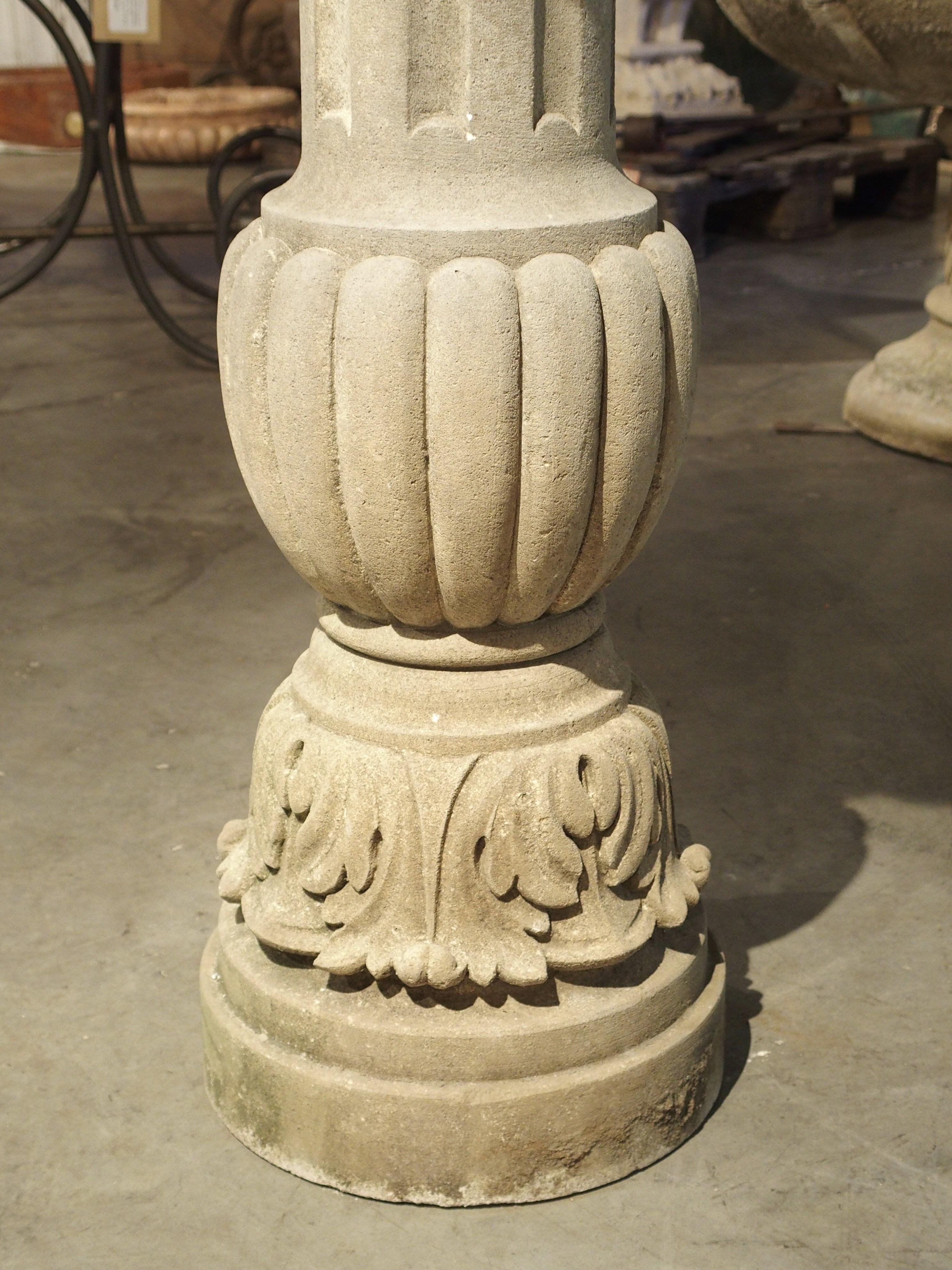 Gut geschnitztes italienisches Pflanzgefäß oder Brunnenelement aus Kalkstein, H-45 Zoll im Zustand „Gut“ im Angebot in Dallas, TX