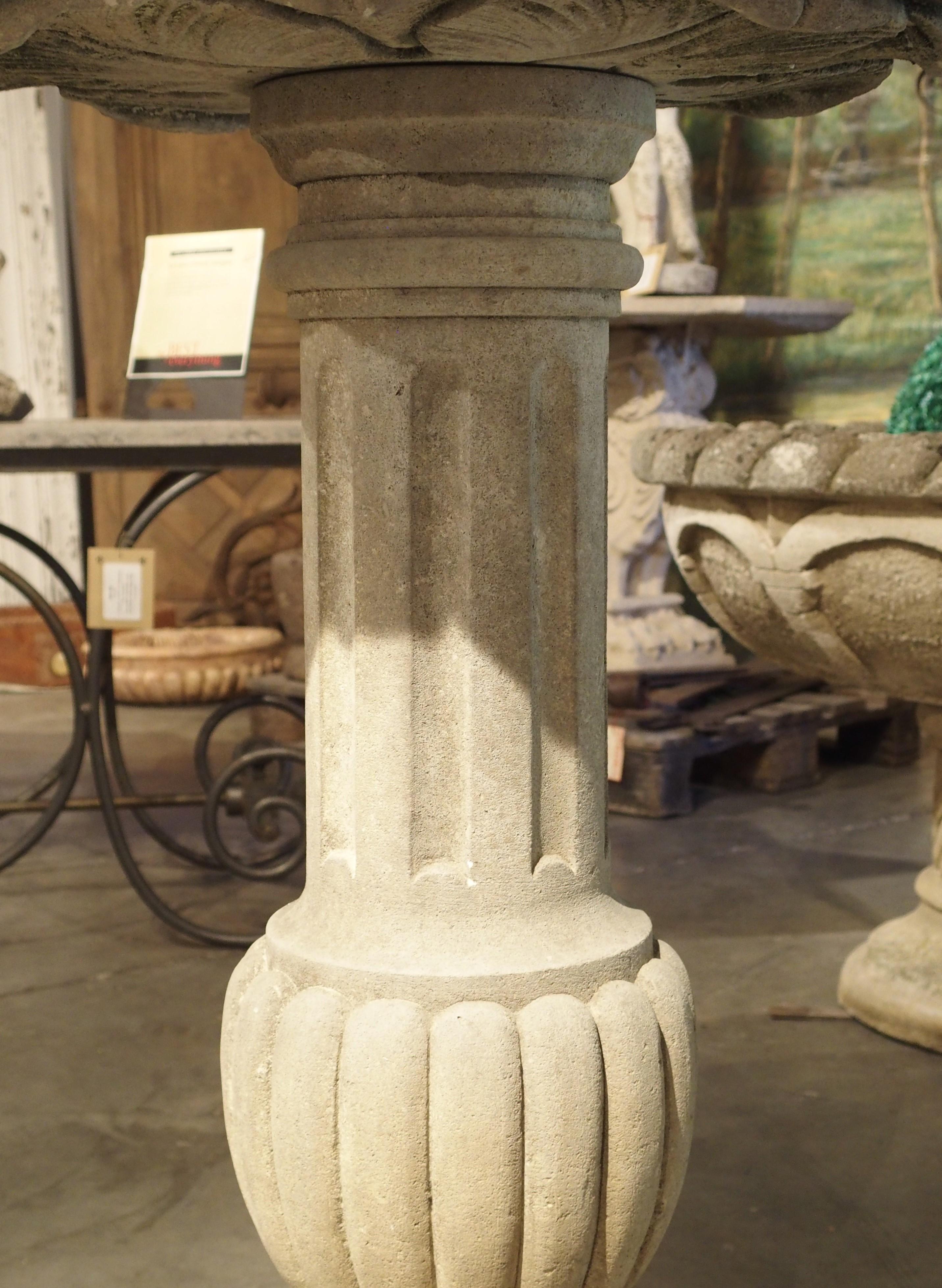 Gut geschnitztes italienisches Pflanzgefäß oder Brunnenelement aus Kalkstein, H-45 Zoll (21. Jahrhundert und zeitgenössisch) im Angebot