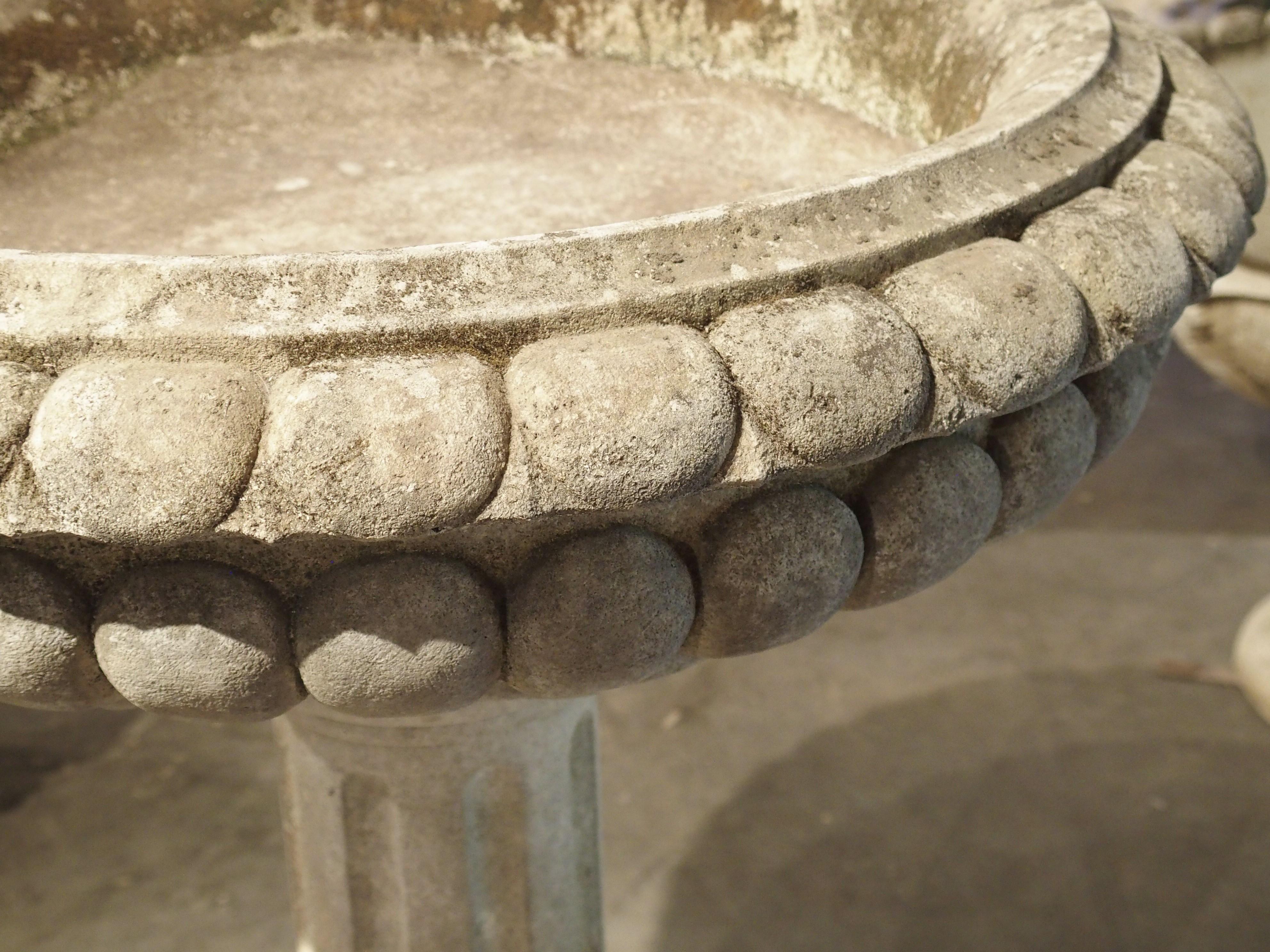 Gut geschnitztes italienisches Pflanzgefäß oder Brunnenelement aus Kalkstein, H-45 Zoll (Stein) im Angebot