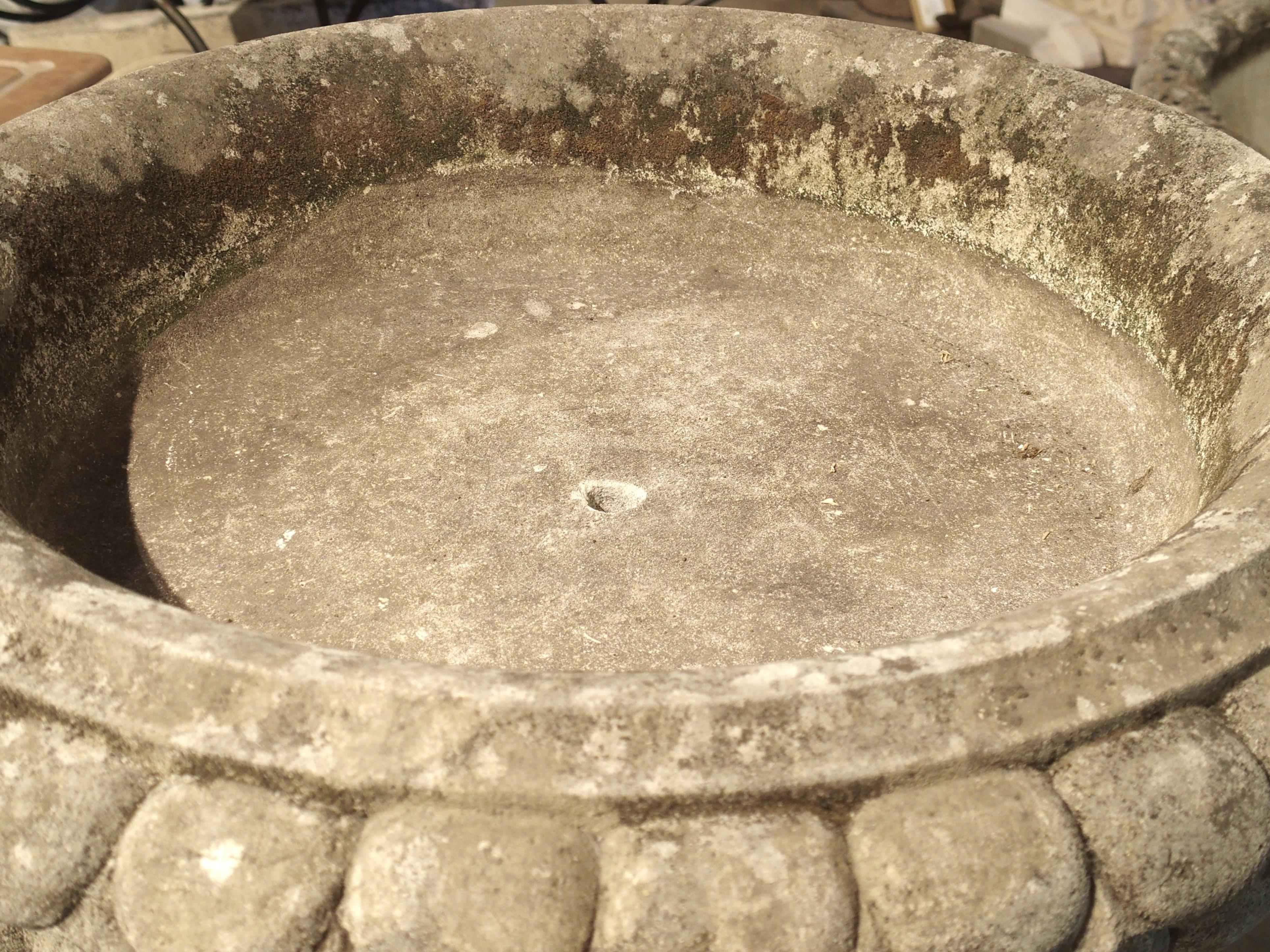 Gut geschnitztes italienisches Pflanzgefäß oder Brunnenelement aus Kalkstein, H-45 Zoll im Angebot 1