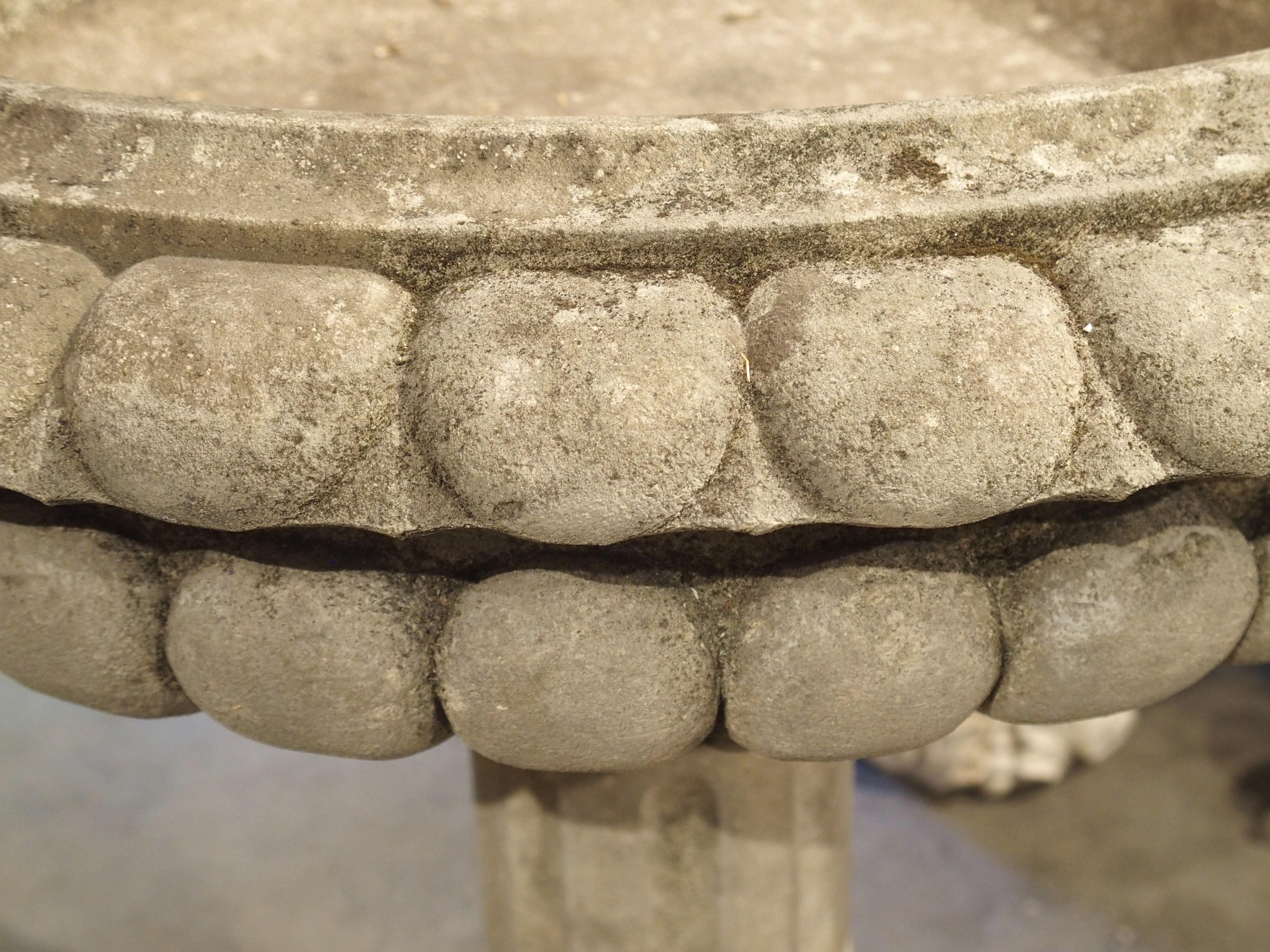 Gut geschnitztes italienisches Pflanzgefäß oder Brunnenelement aus Kalkstein, H-45 Zoll im Angebot 3