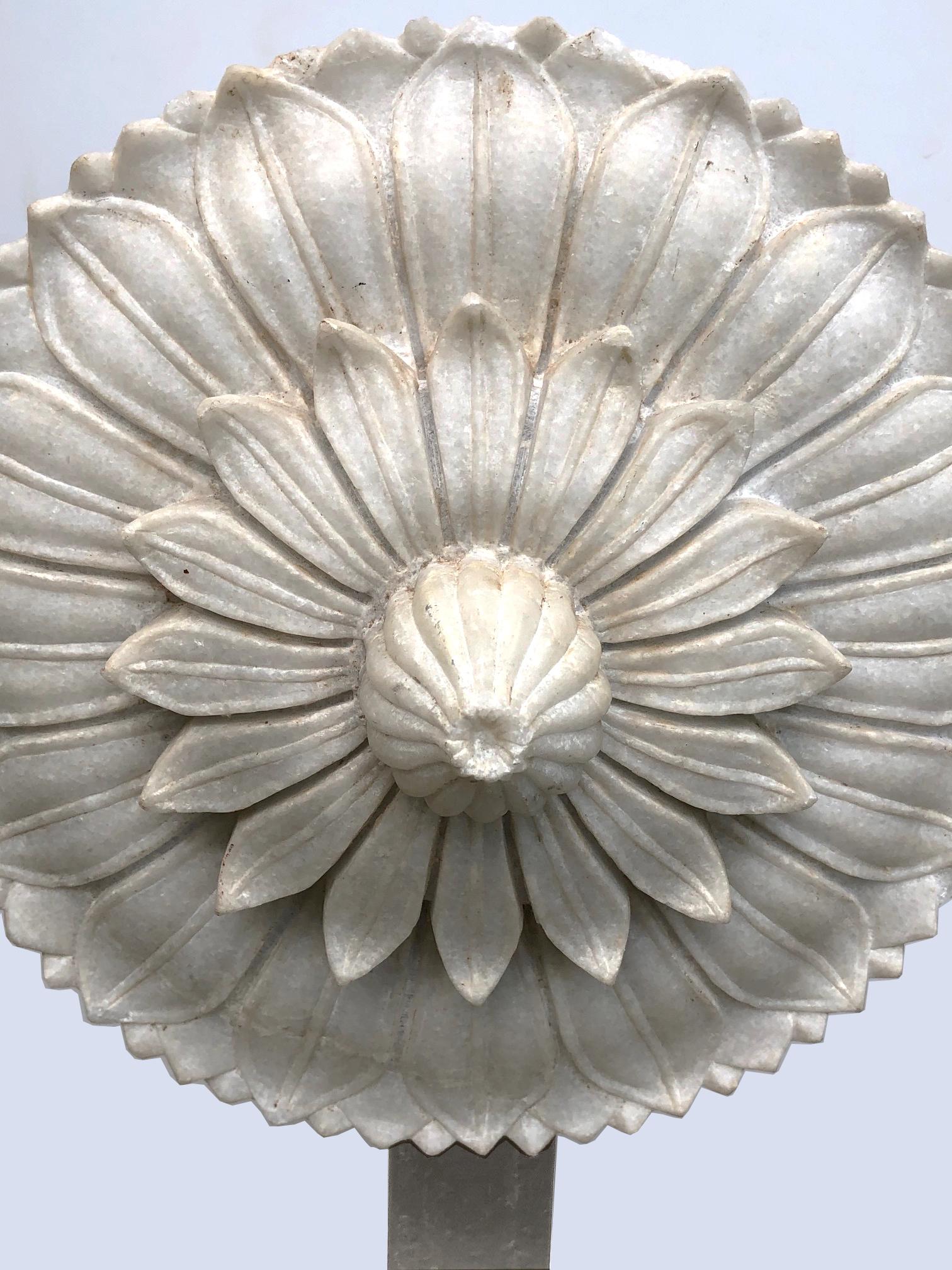 Élément architectural italien en marbre bien sculpté représentant une fleur sur un support en acier Bon état - En vente à San Francisco, CA