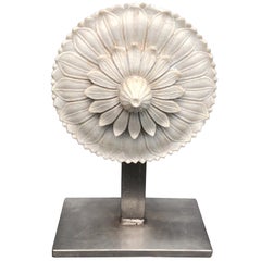 Architektonisches Element einer Blume aus italienischem Marmor auf einem Stahlständer, gut geschnitzt
