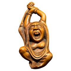 Netsuke di bosso giapponese ben intagliato raffigurante Daruma che tiene un frullino di Ishikawa